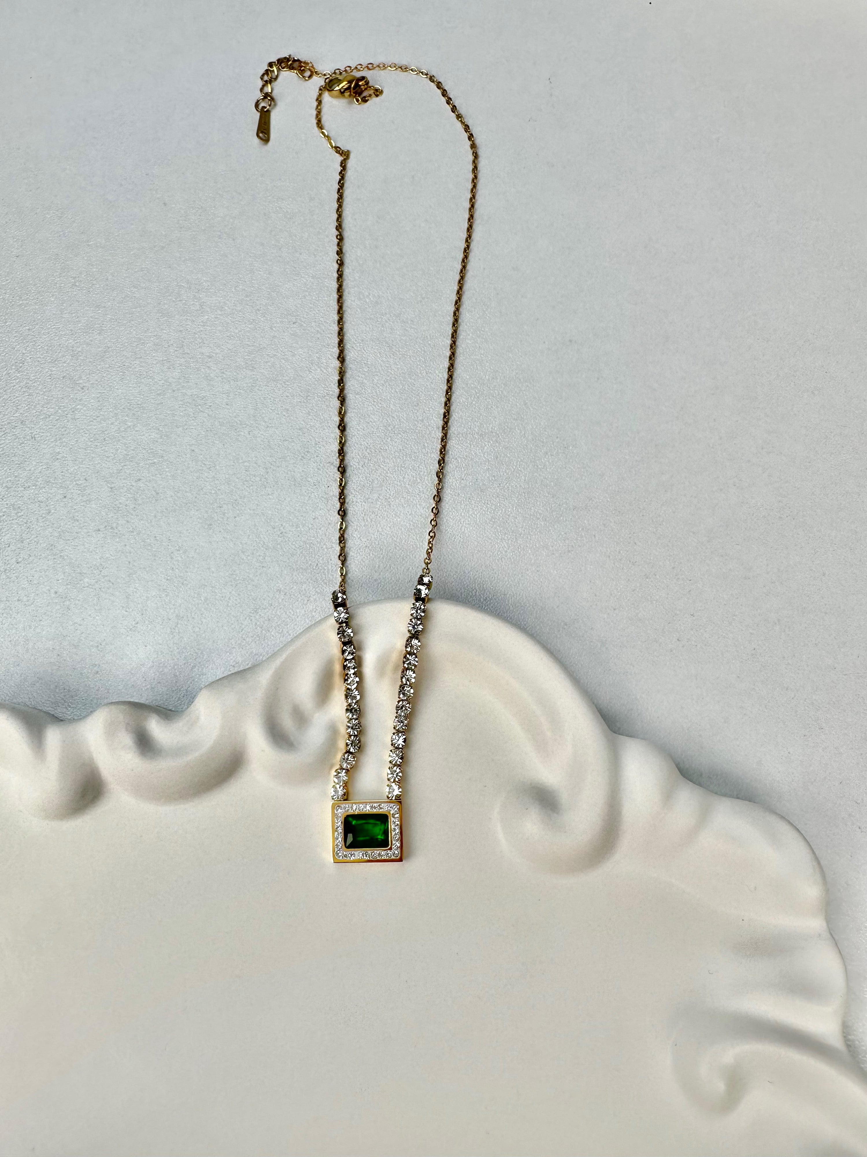 Özel Seri Zümrüt Taşlı Su Yolu Gold Kolye