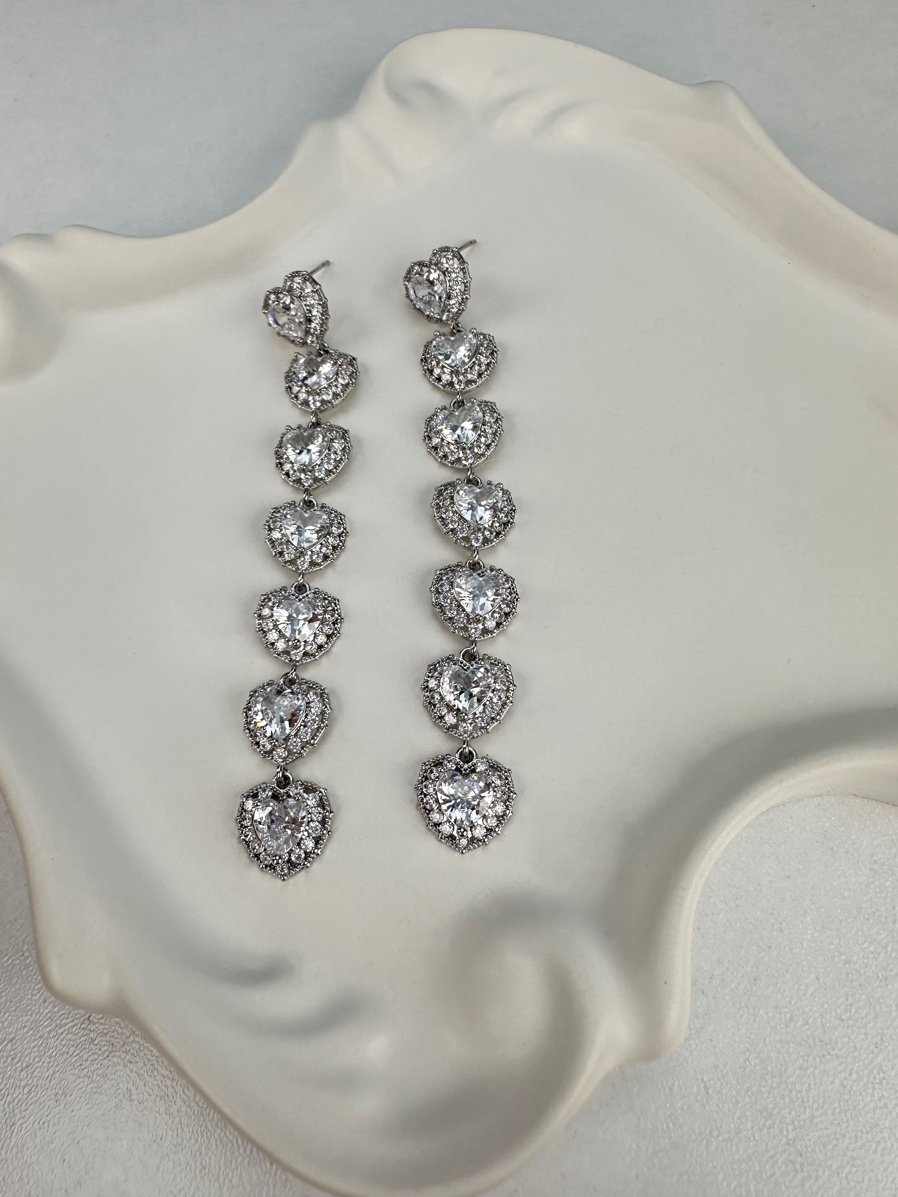 VİP Seri Kalp Desenli Taşlı Küpe