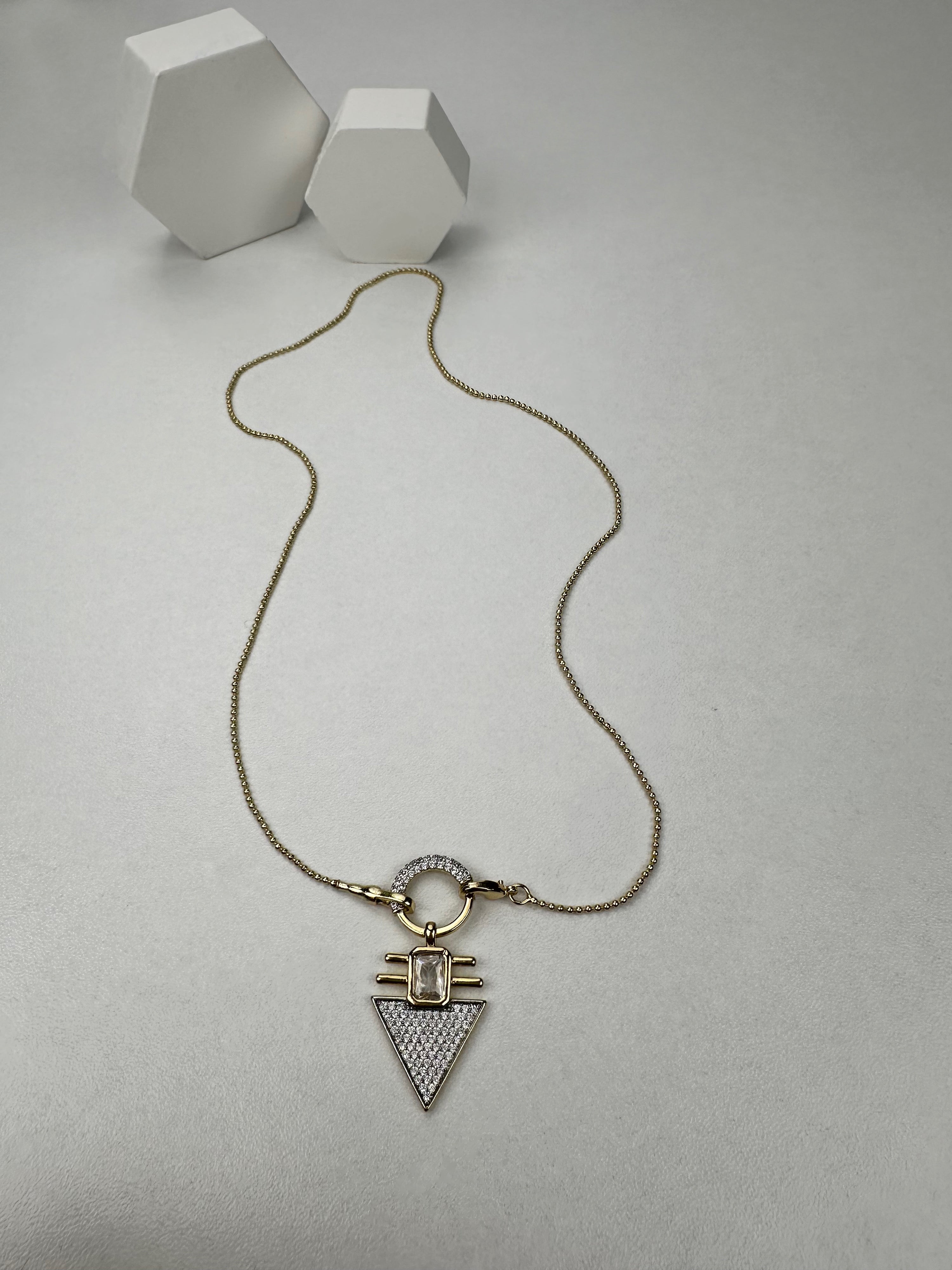 Özel Seri Taşlı Geo Desen Üçgen Kolye