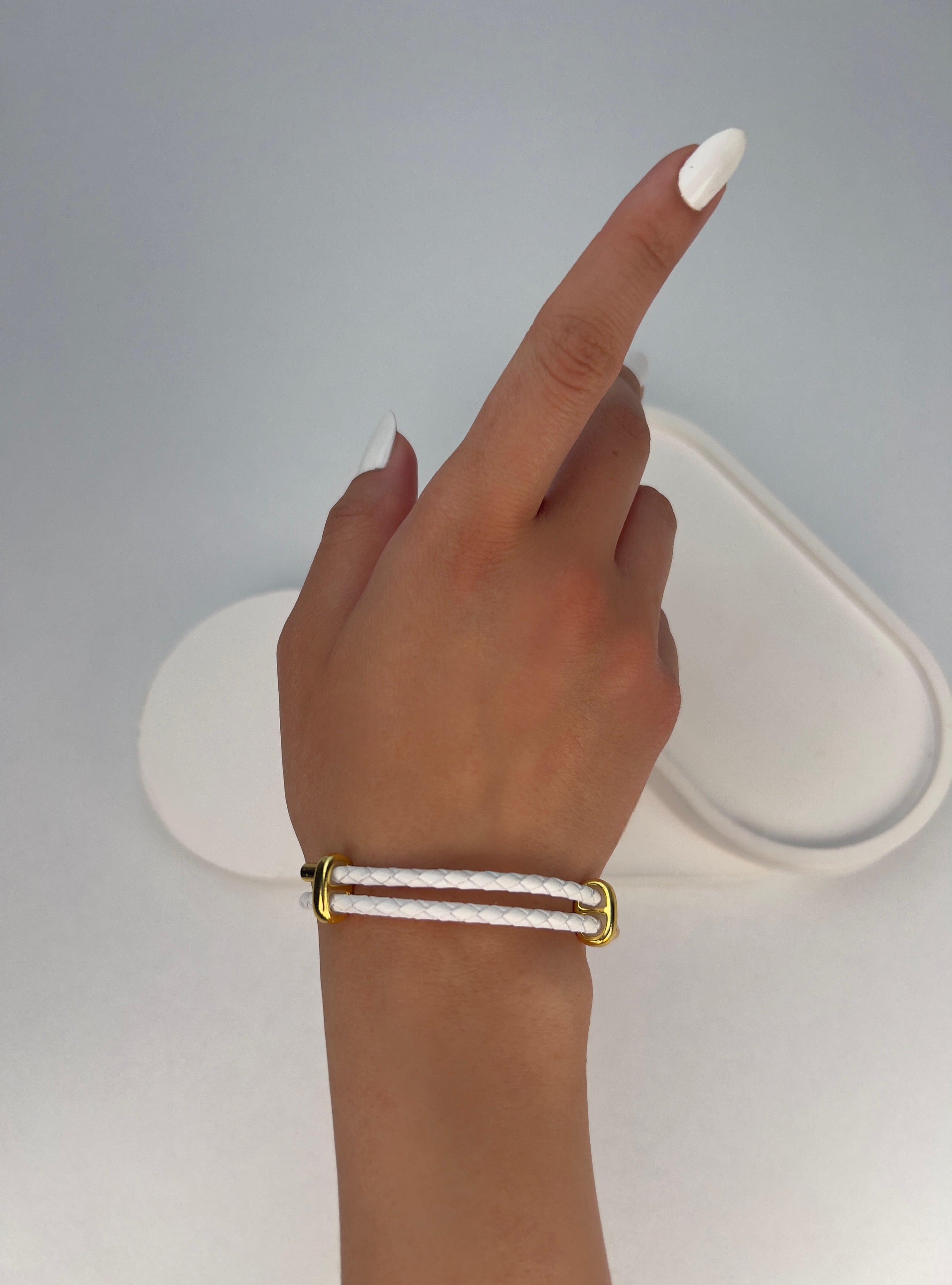 Özel Seri Beyaz İpli Çelik Bileklik