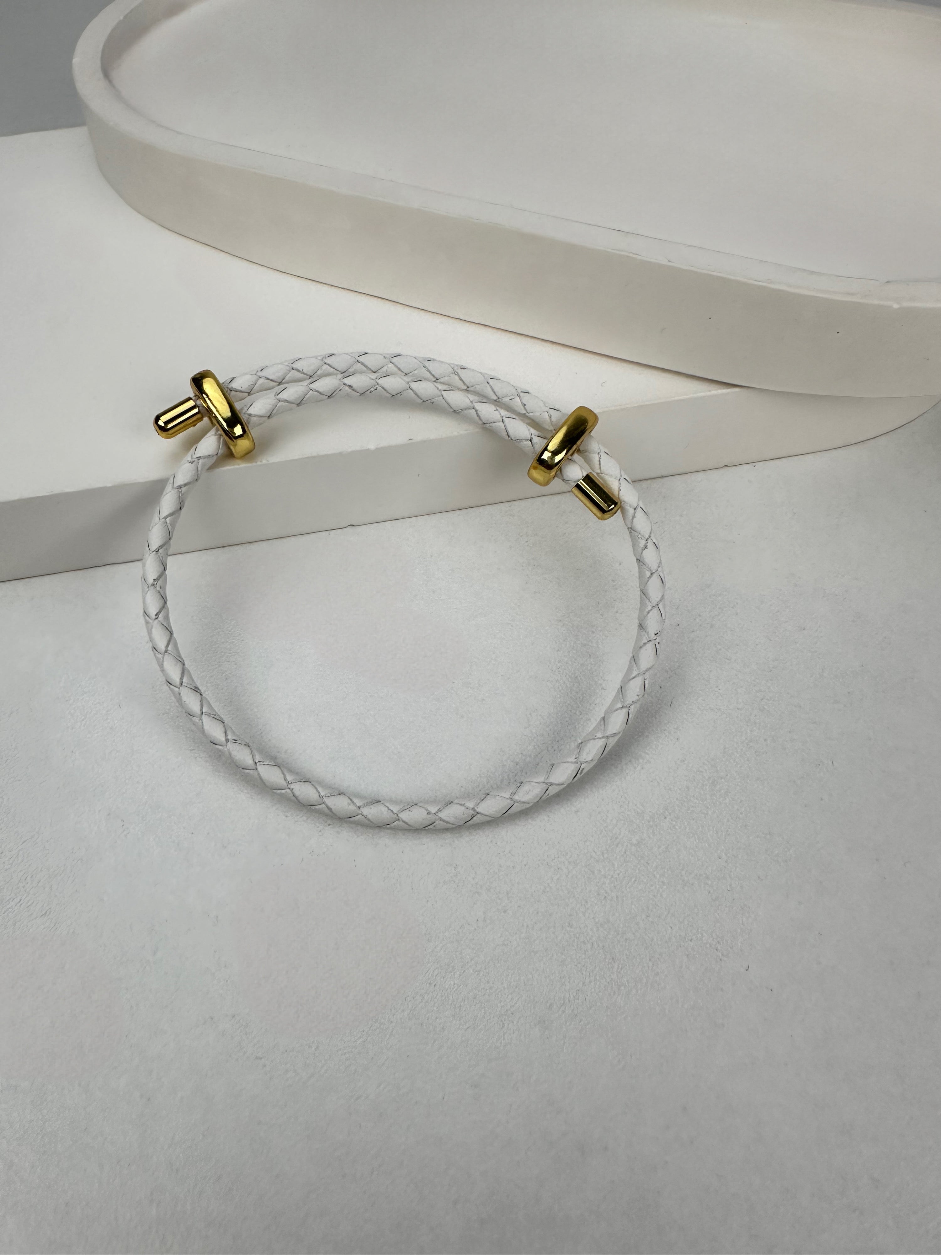 Özel Seri Beyaz İpli Çelik Bileklik