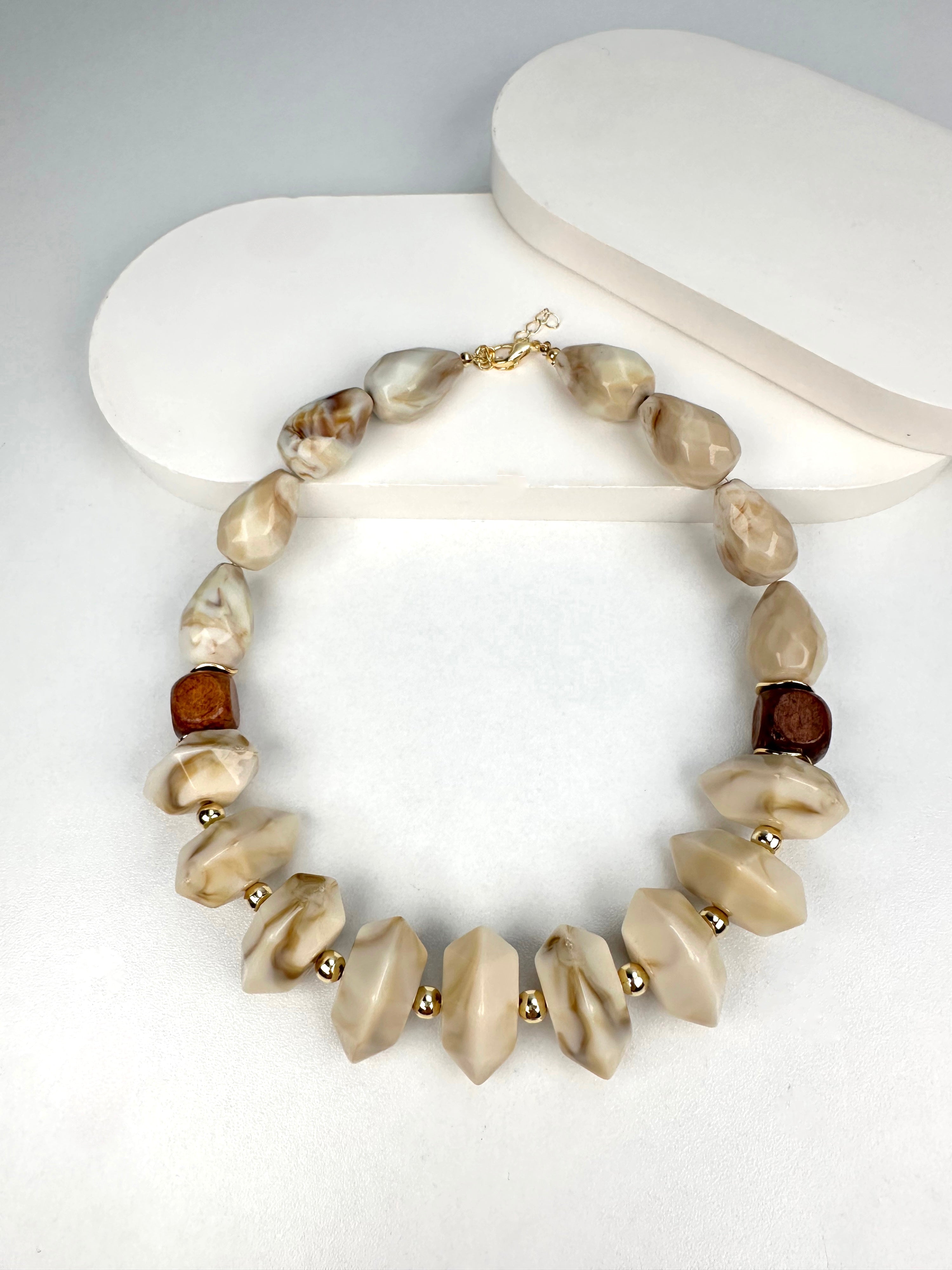 Bej Kahve Vintage Tasarım Taşlı Kolye