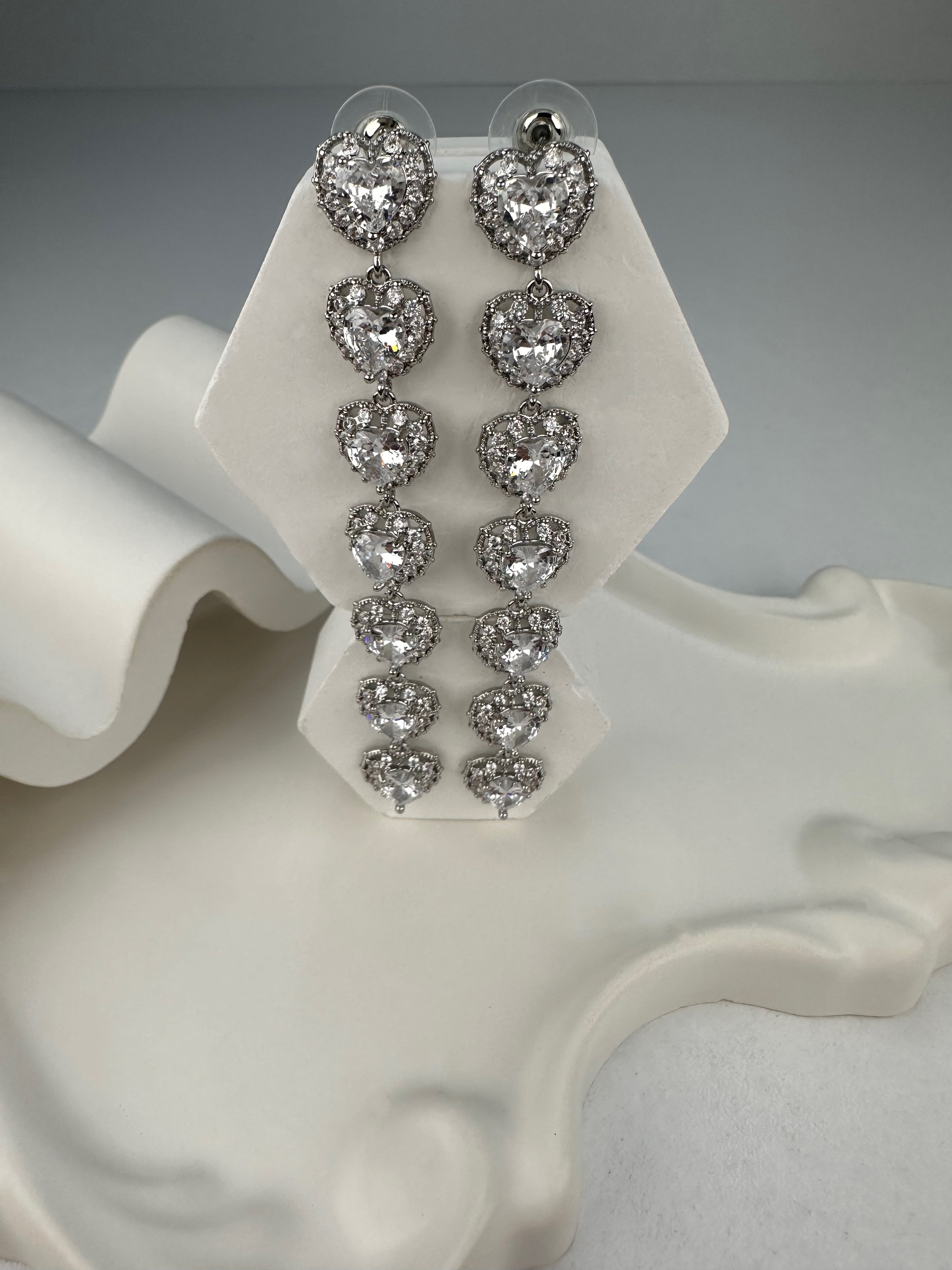 VİP Seri Kalp Desenli Taşlı Küpe