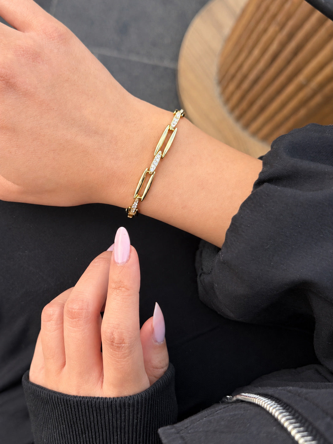 Geometrik Desen Taşlı Gold Bileklik