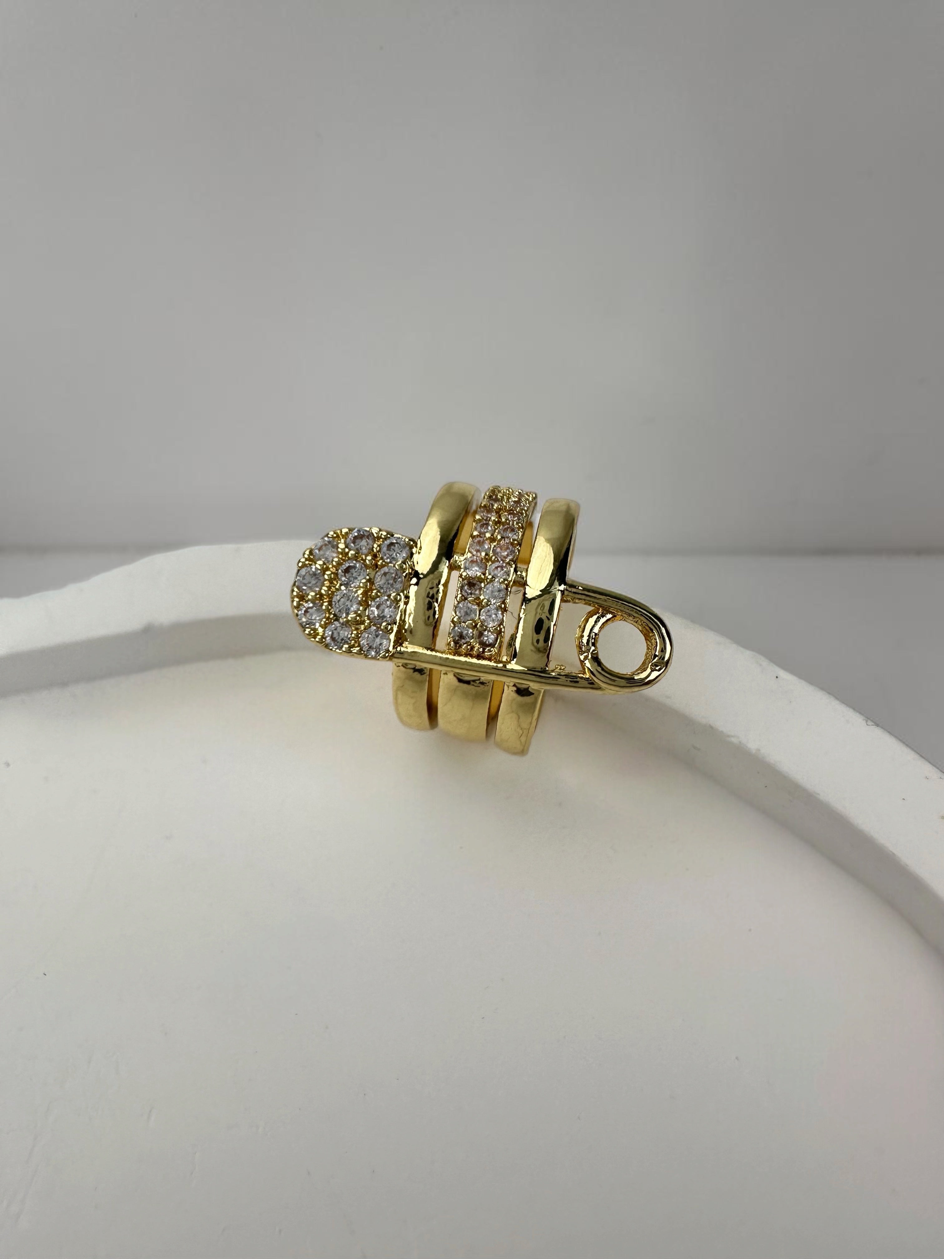 Çengel Detay Üçlü Gold Kıkırdak Küpe