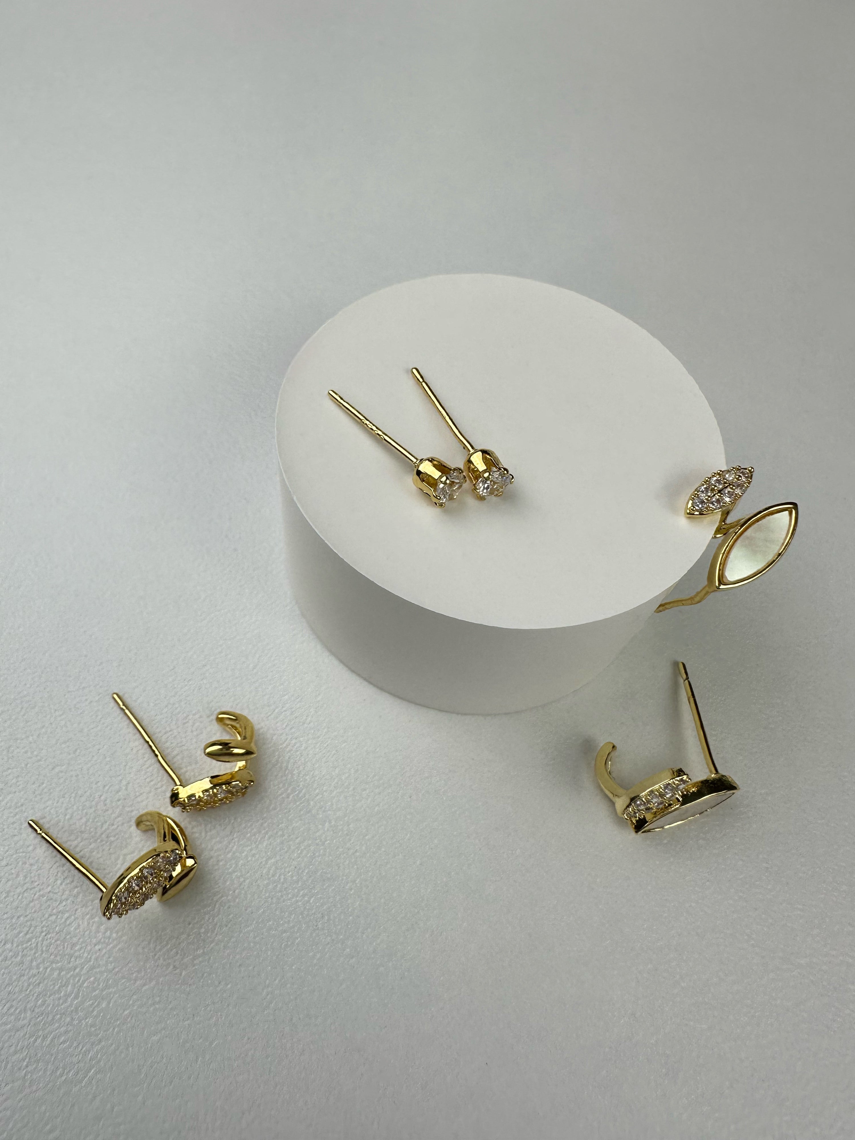 Taşlı Yaprak 3lü Gold Küpe Seti