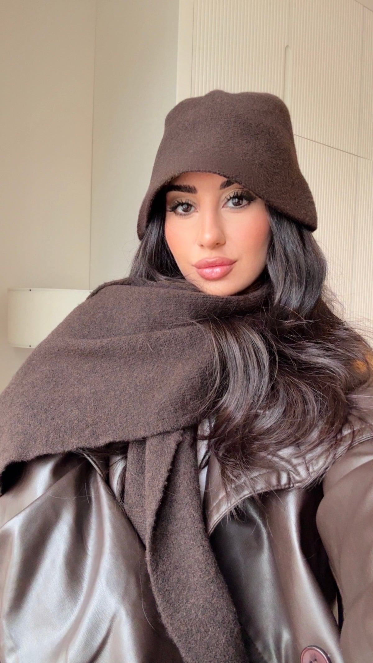 Pinterest Model Kahverengi Şapka Atkı Takımı