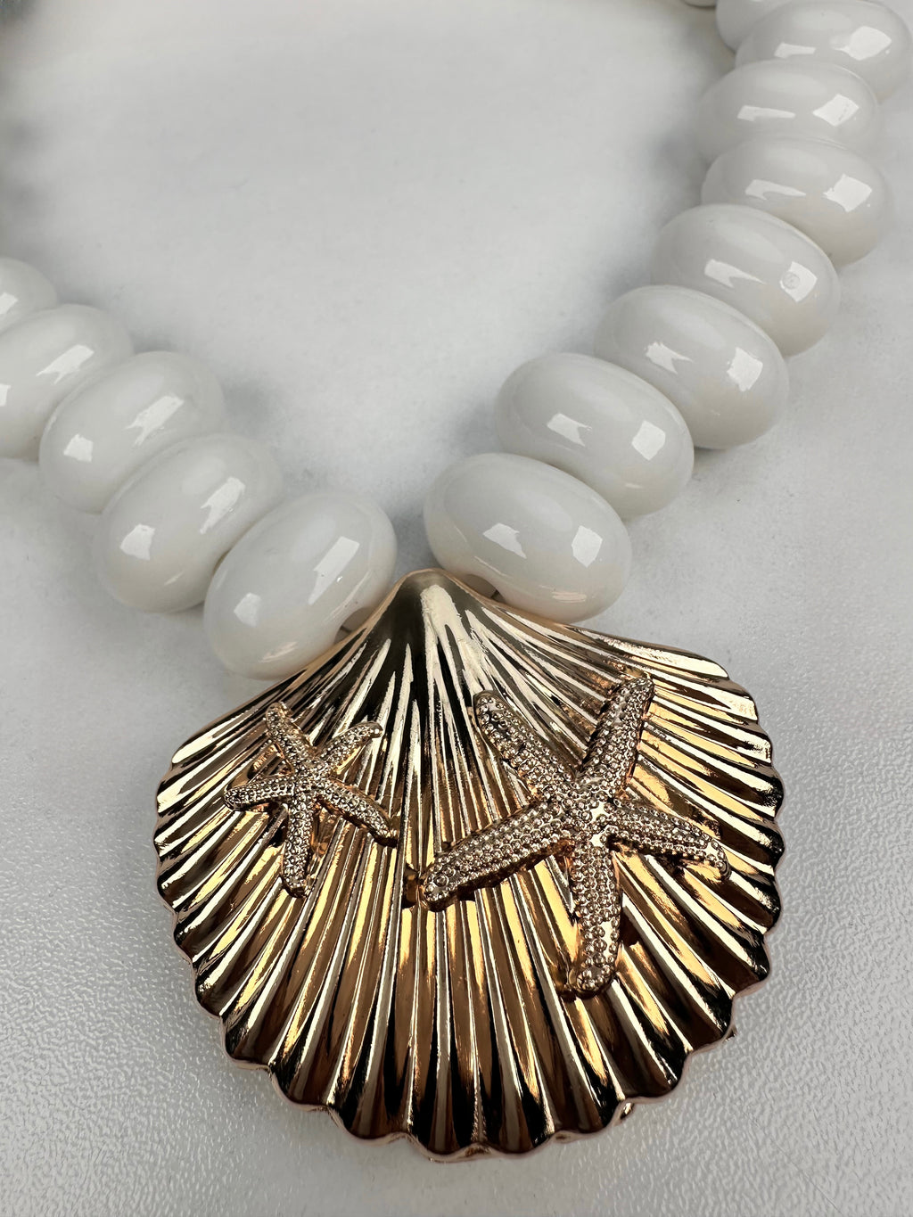 Beyaz Taşlı İstiridye Kolye