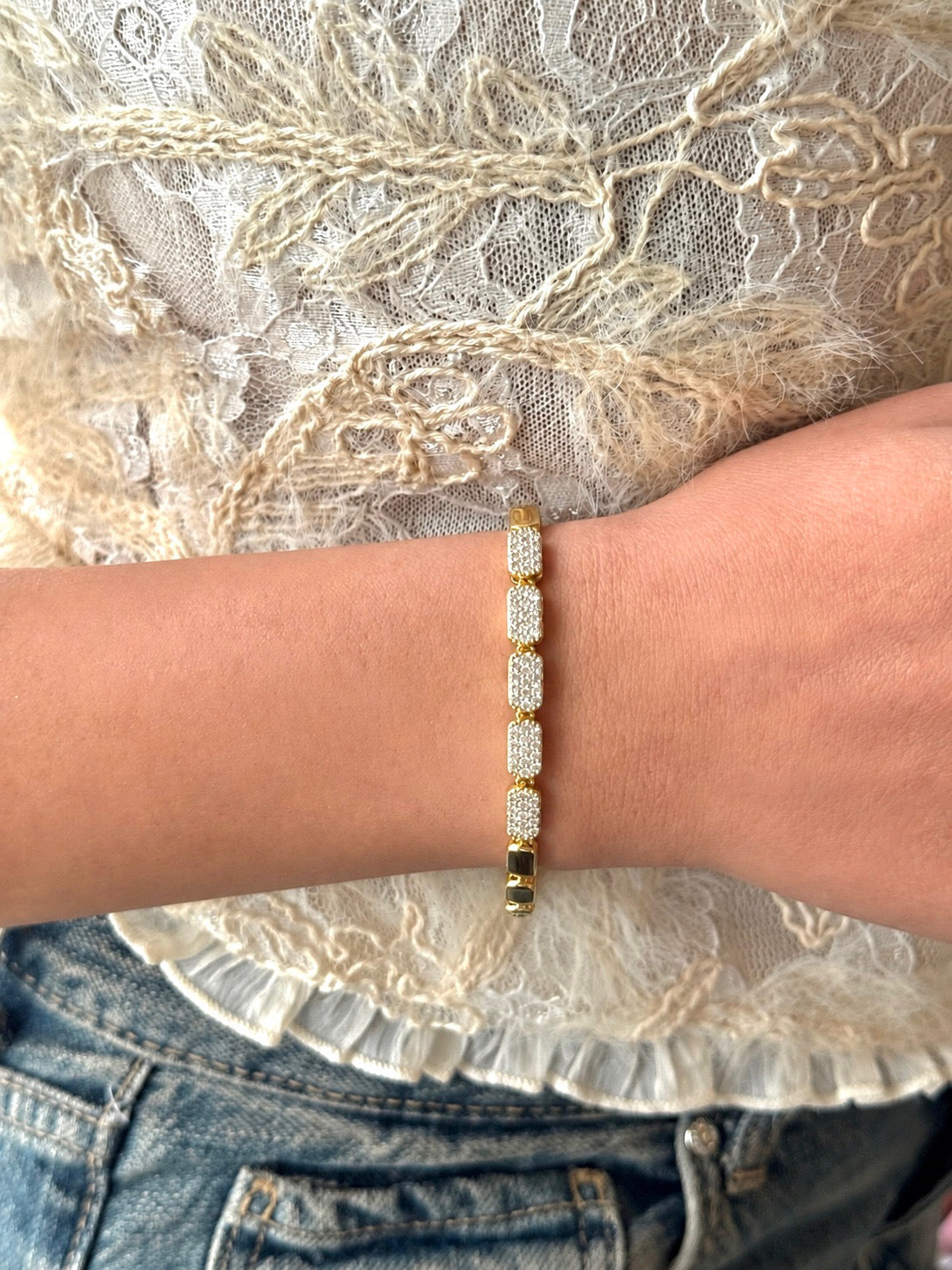 Kare Taşlı Gold Bileklik