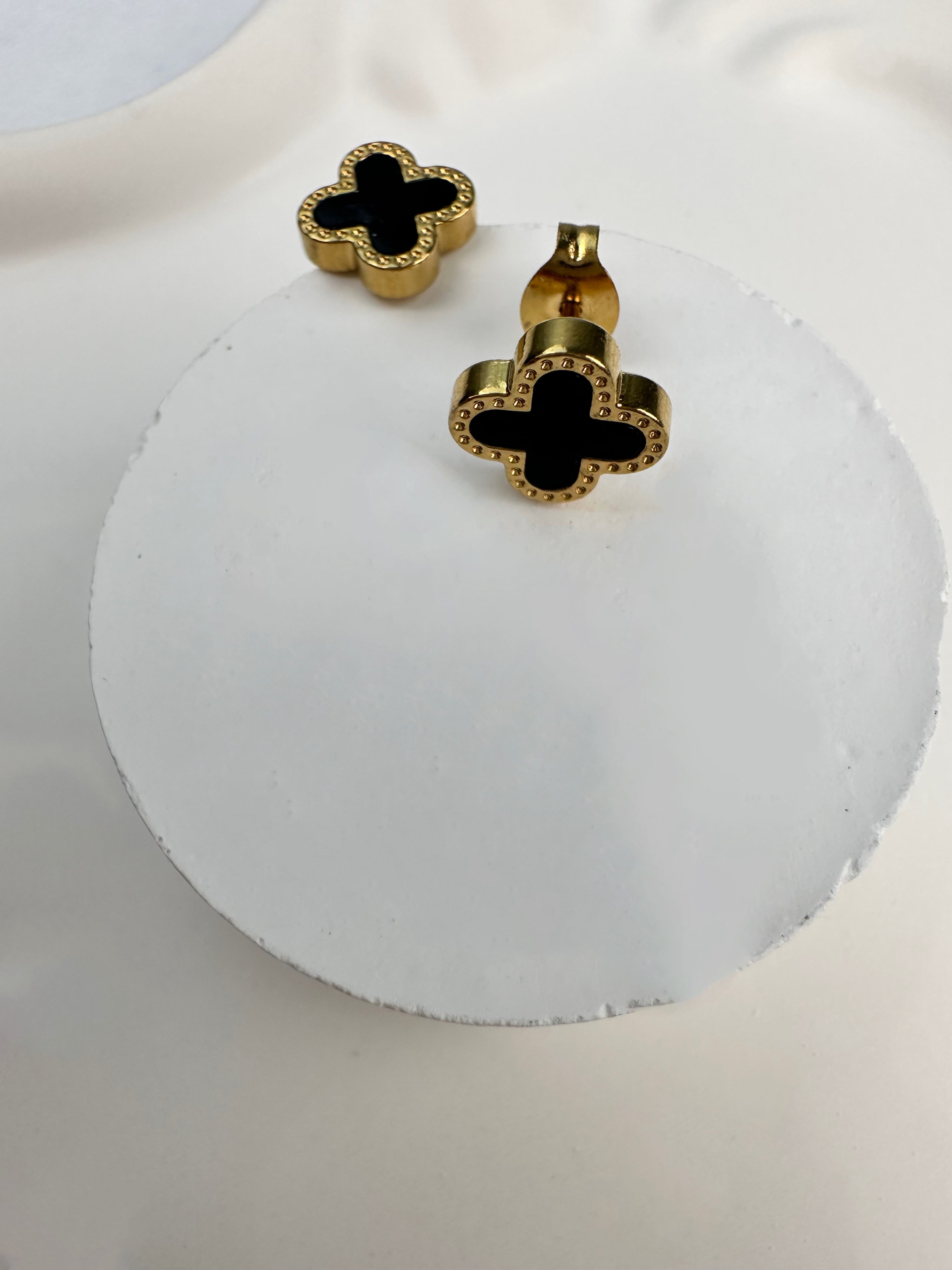 CLF Model Tekli Mini Siyah Yonca Gold Küpe