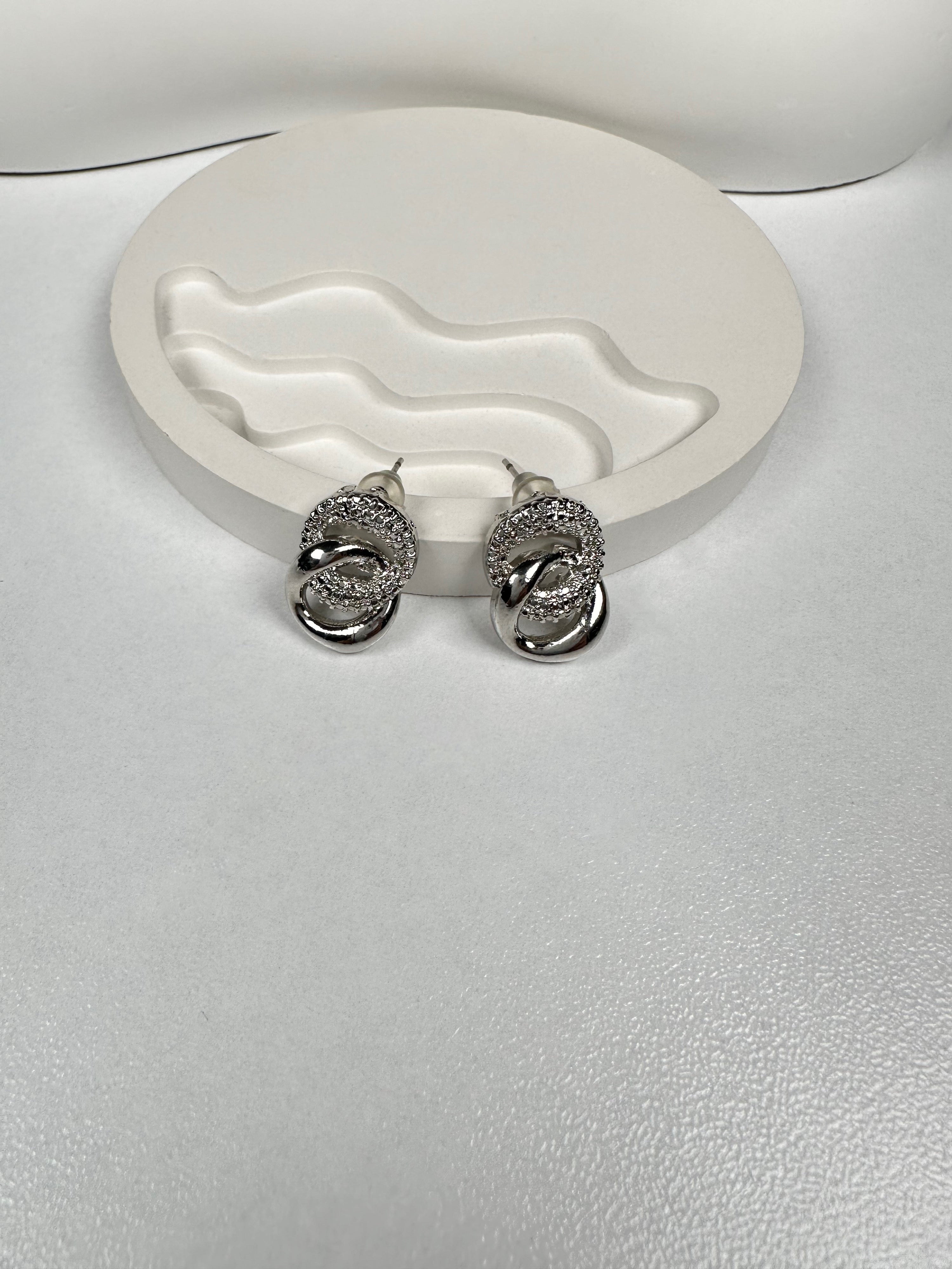 Özel Seri Mini Taşlı Düğüm Gümüş Küpe