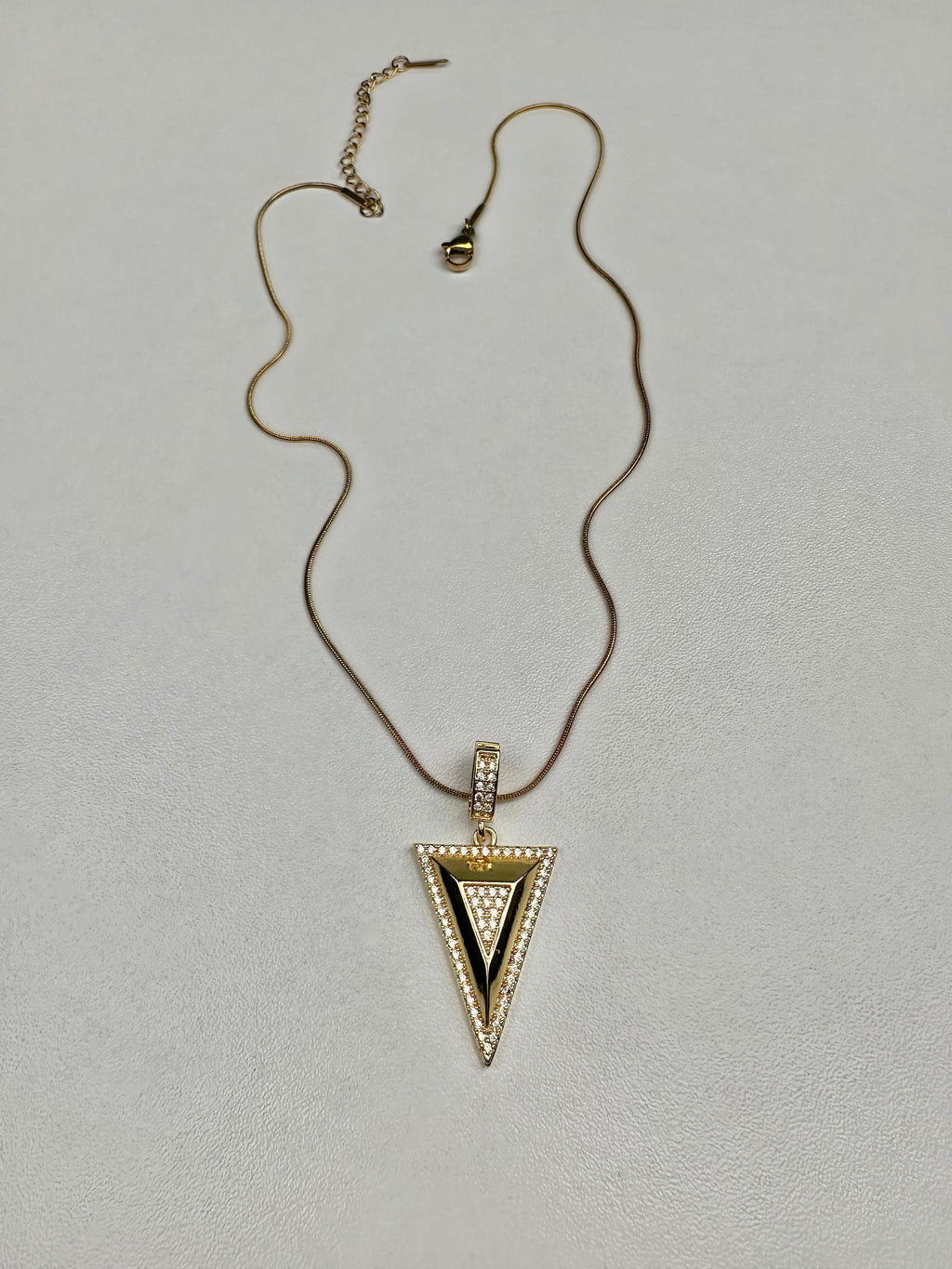 Özel Seri Taşlı Üçgen Gold Kolye
