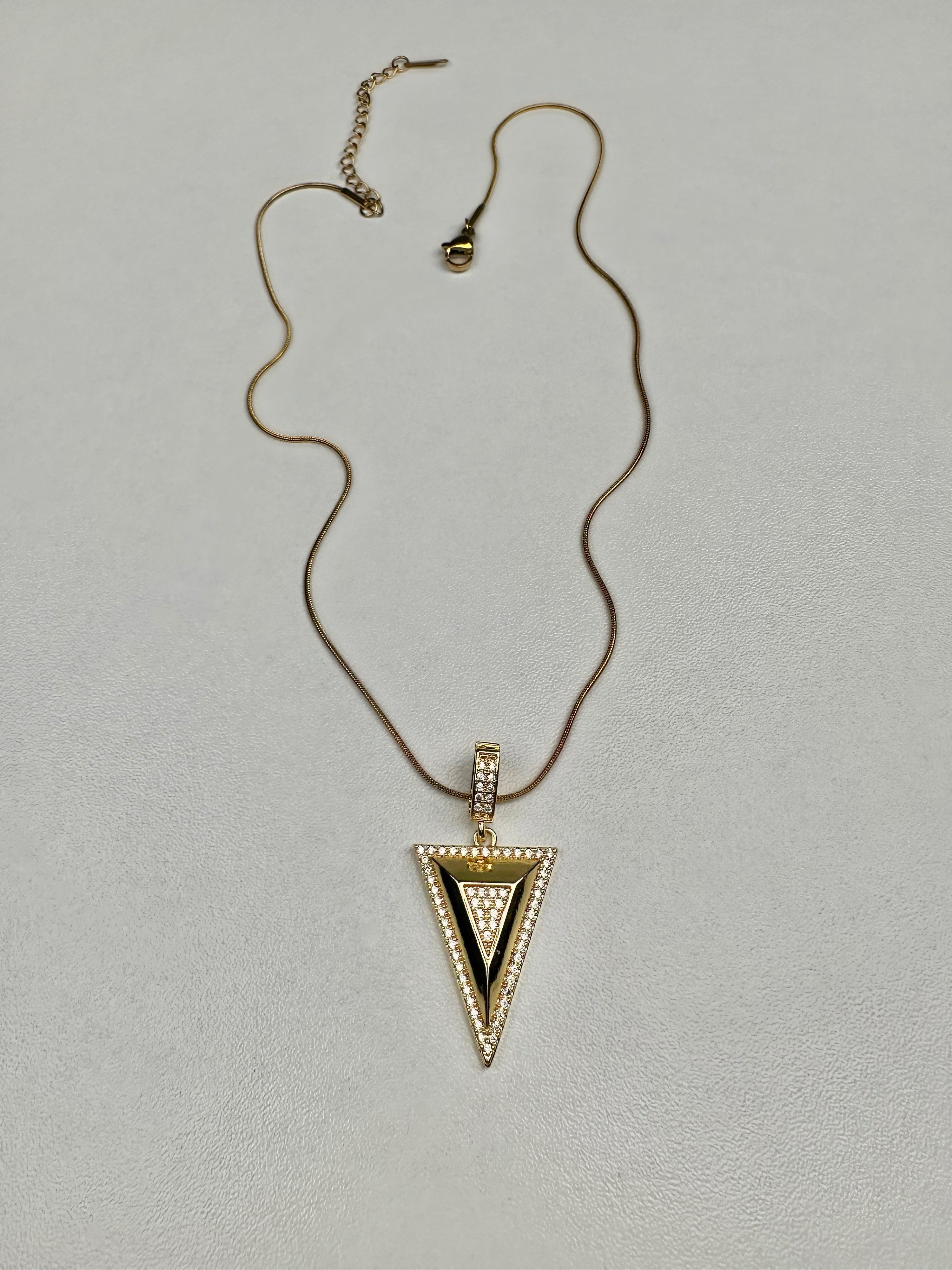 Özel Seri Taşlı Üçgen Gold Kolye