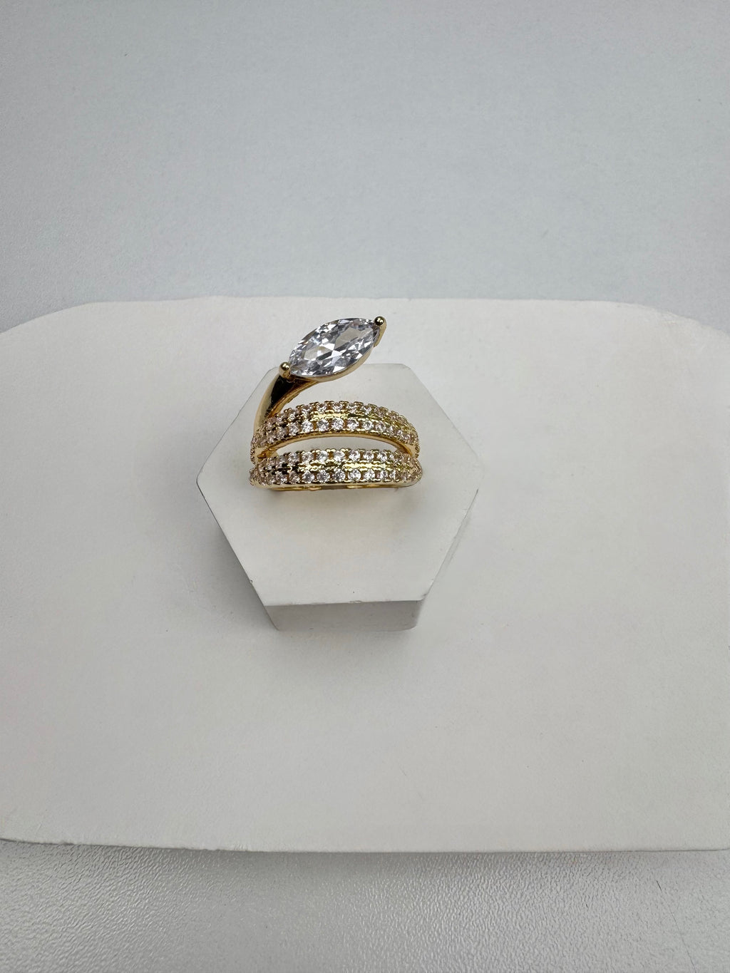 Pırlanta Görünümlü Sarmal Gold Yüzük