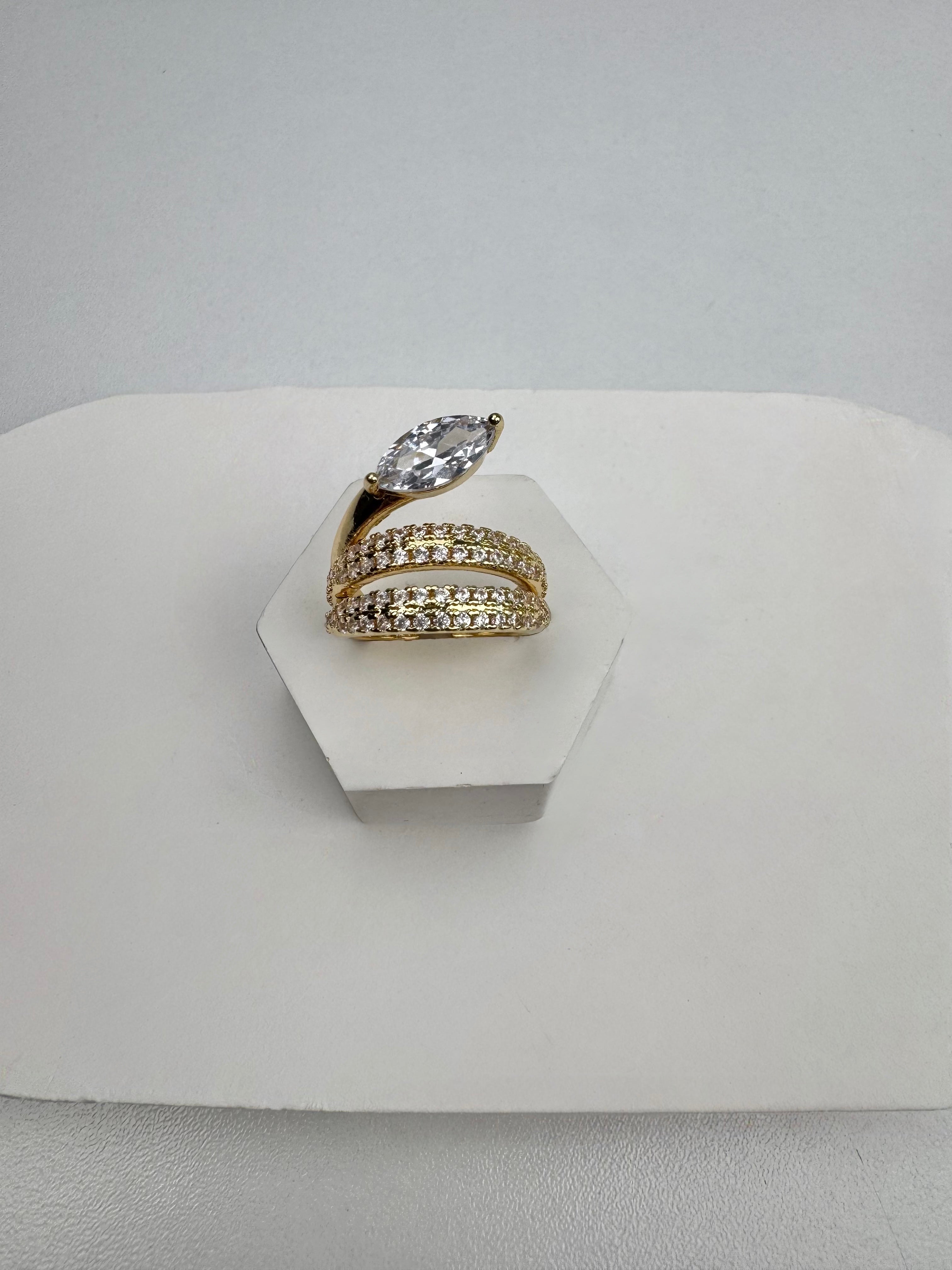 Pırlanta Görünümlü Sarmal Gold Yüzük