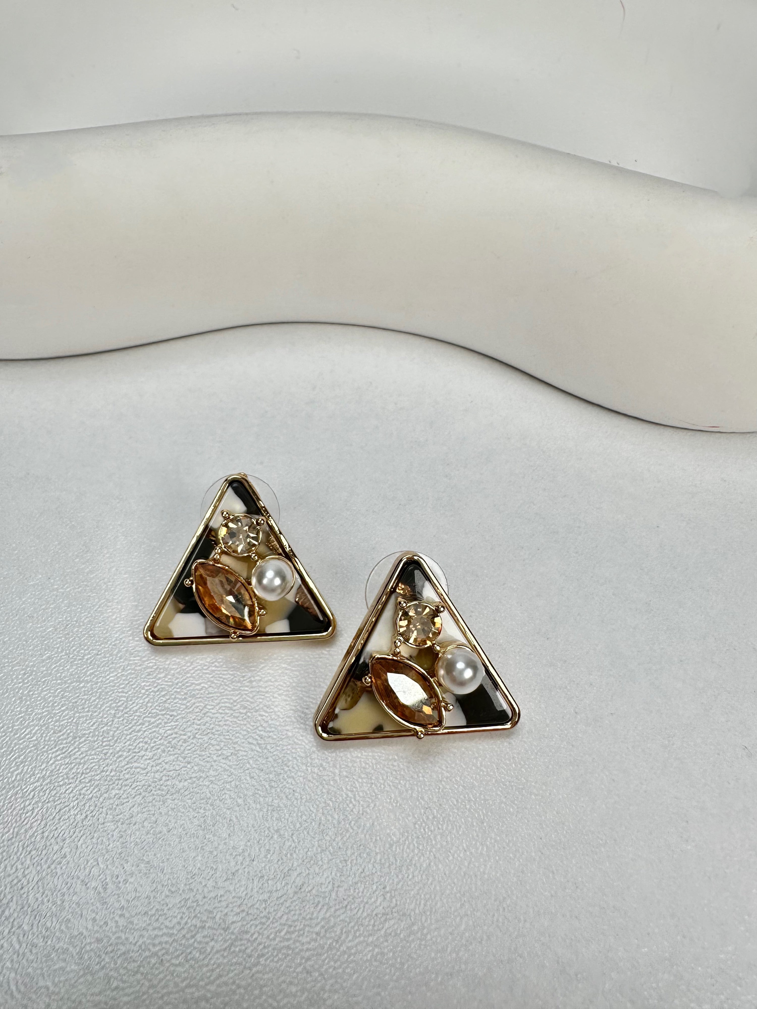 Özel Seri Üçgen Desenli Gold Küpe