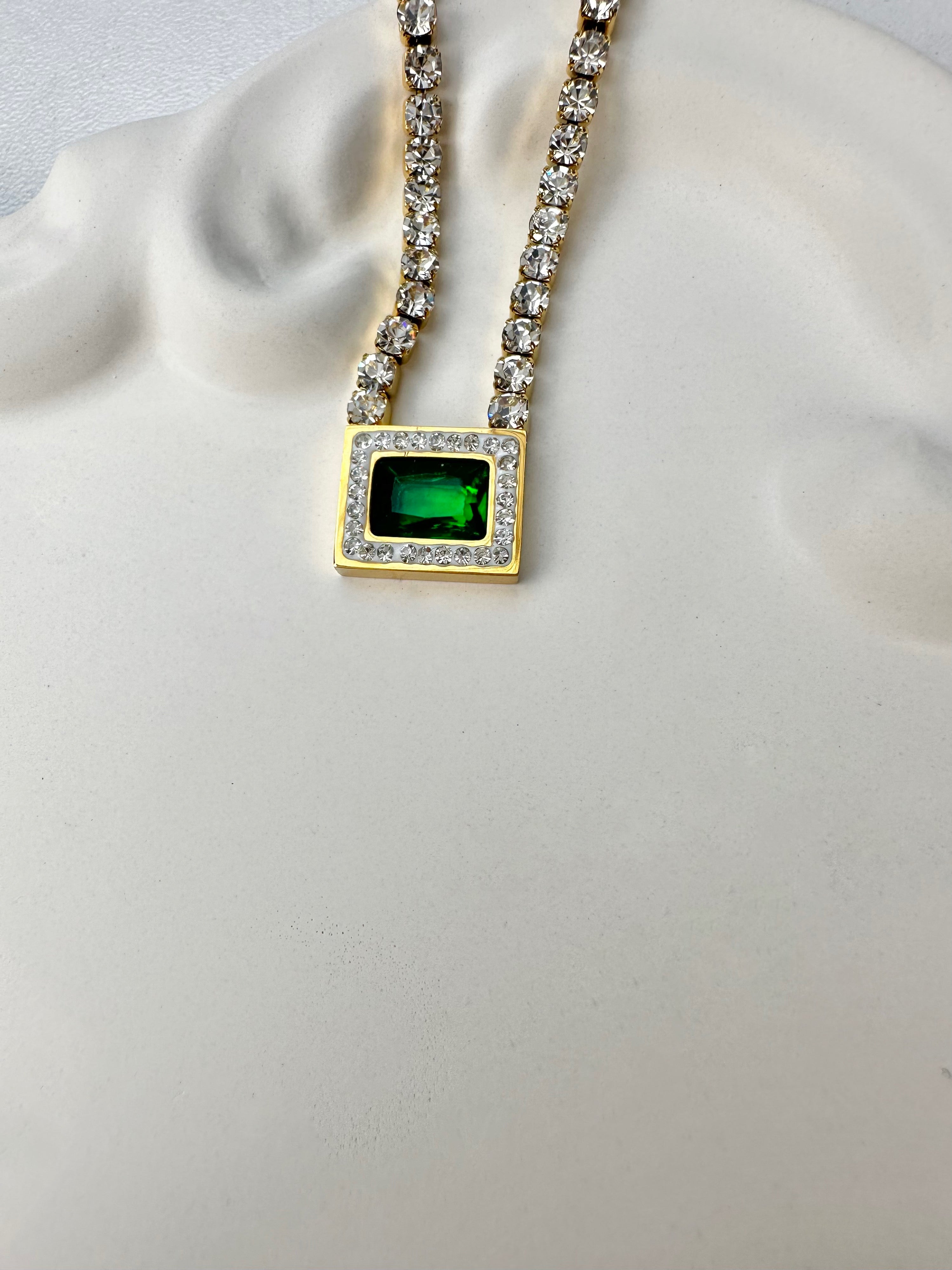 Özel Seri Zümrüt Taşlı Su Yolu Gold Kolye