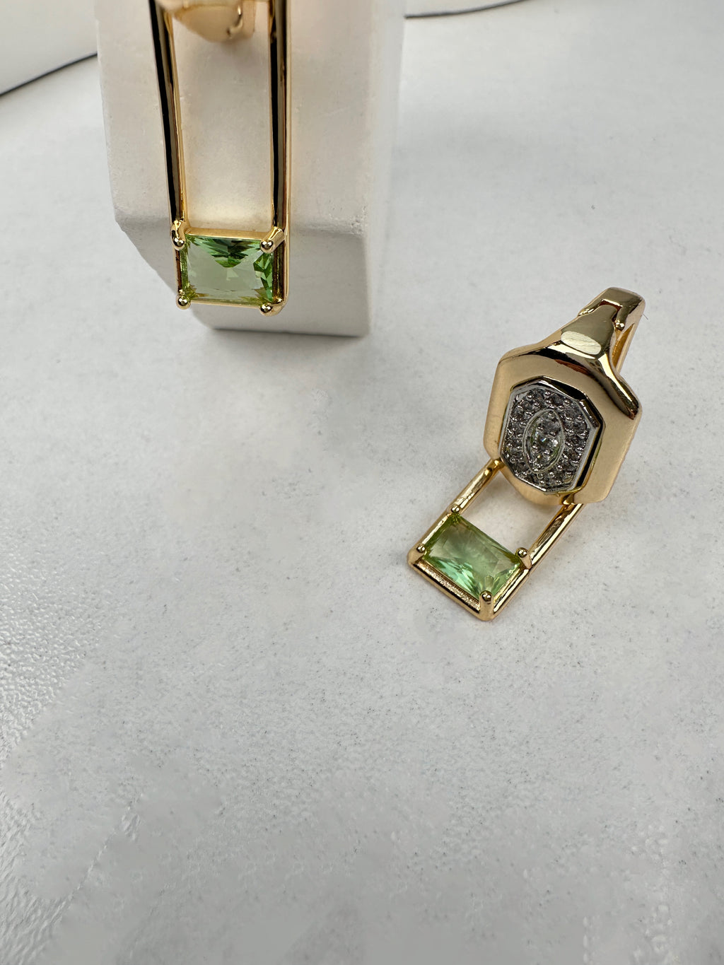 VİP Seri Yeşil Sallantılı Gold Küpe