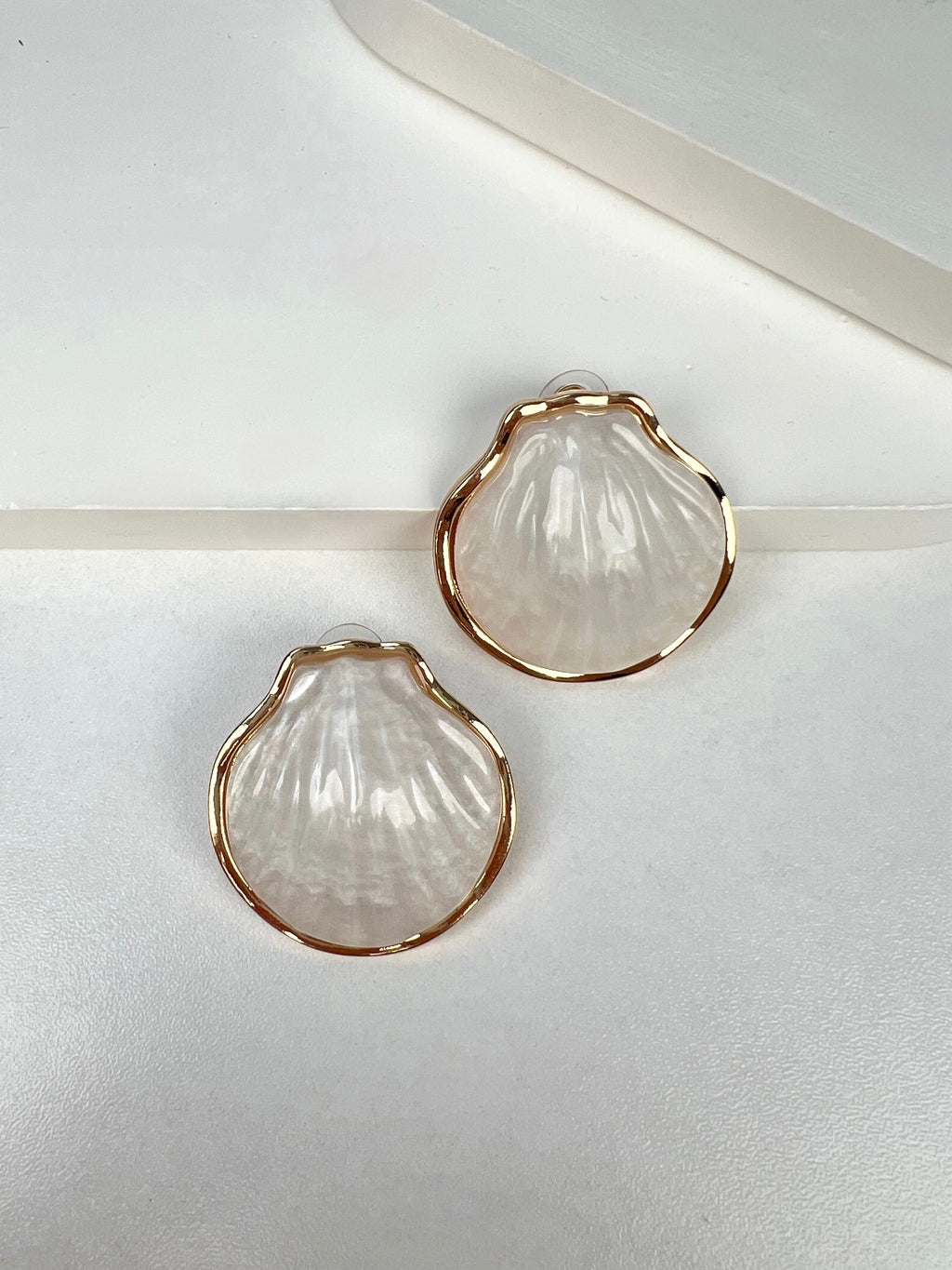 Beyaz İstiridye Gold Küpe