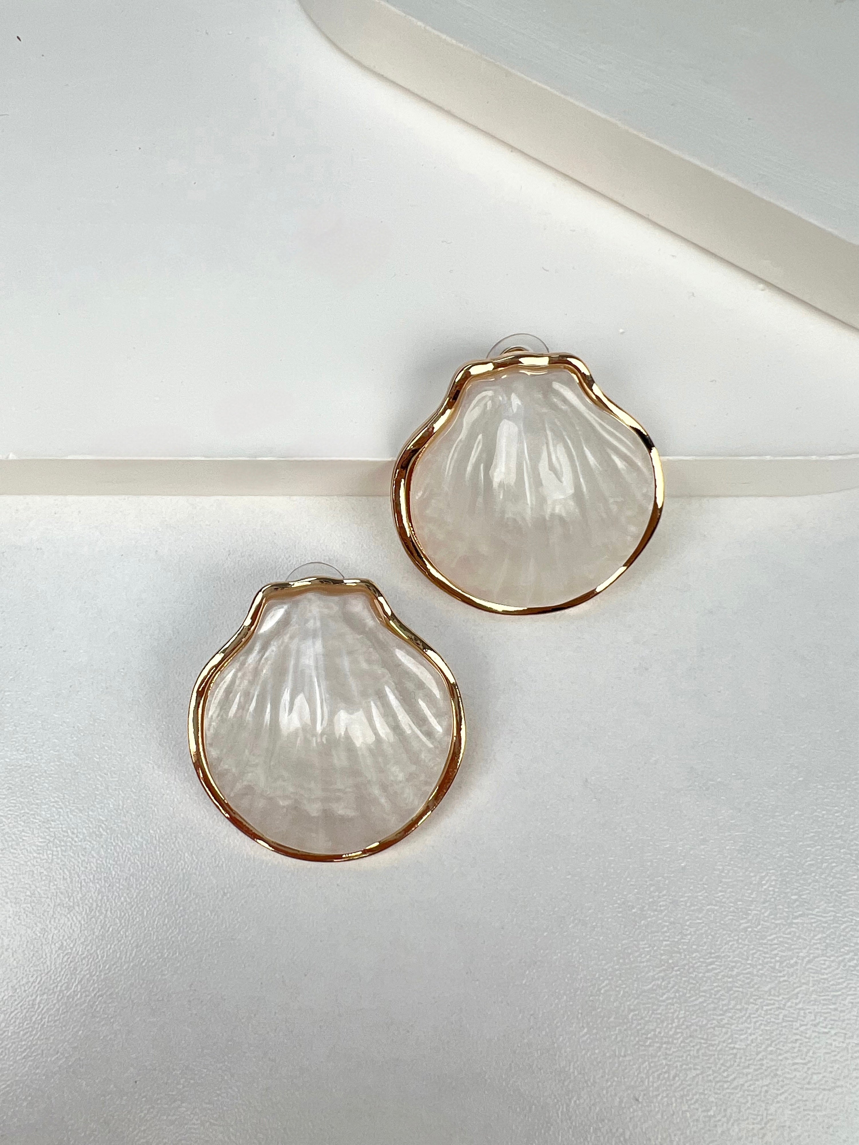 Beyaz İstiridye Gold Küpe