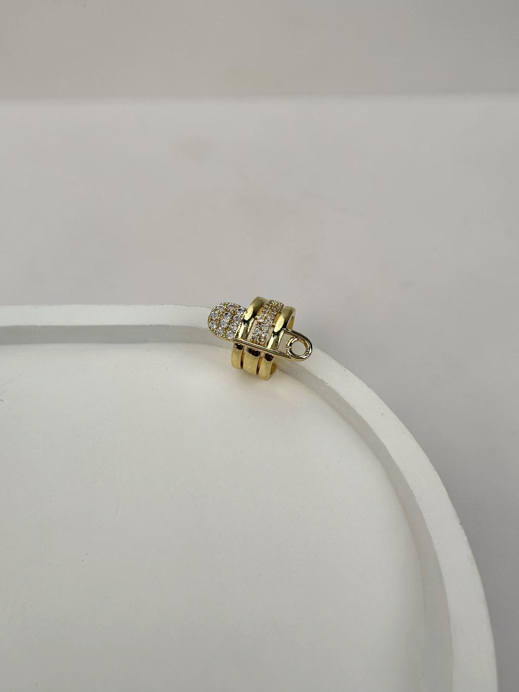 Çengel Detay Üçlü Gold Kıkırdak Küpe