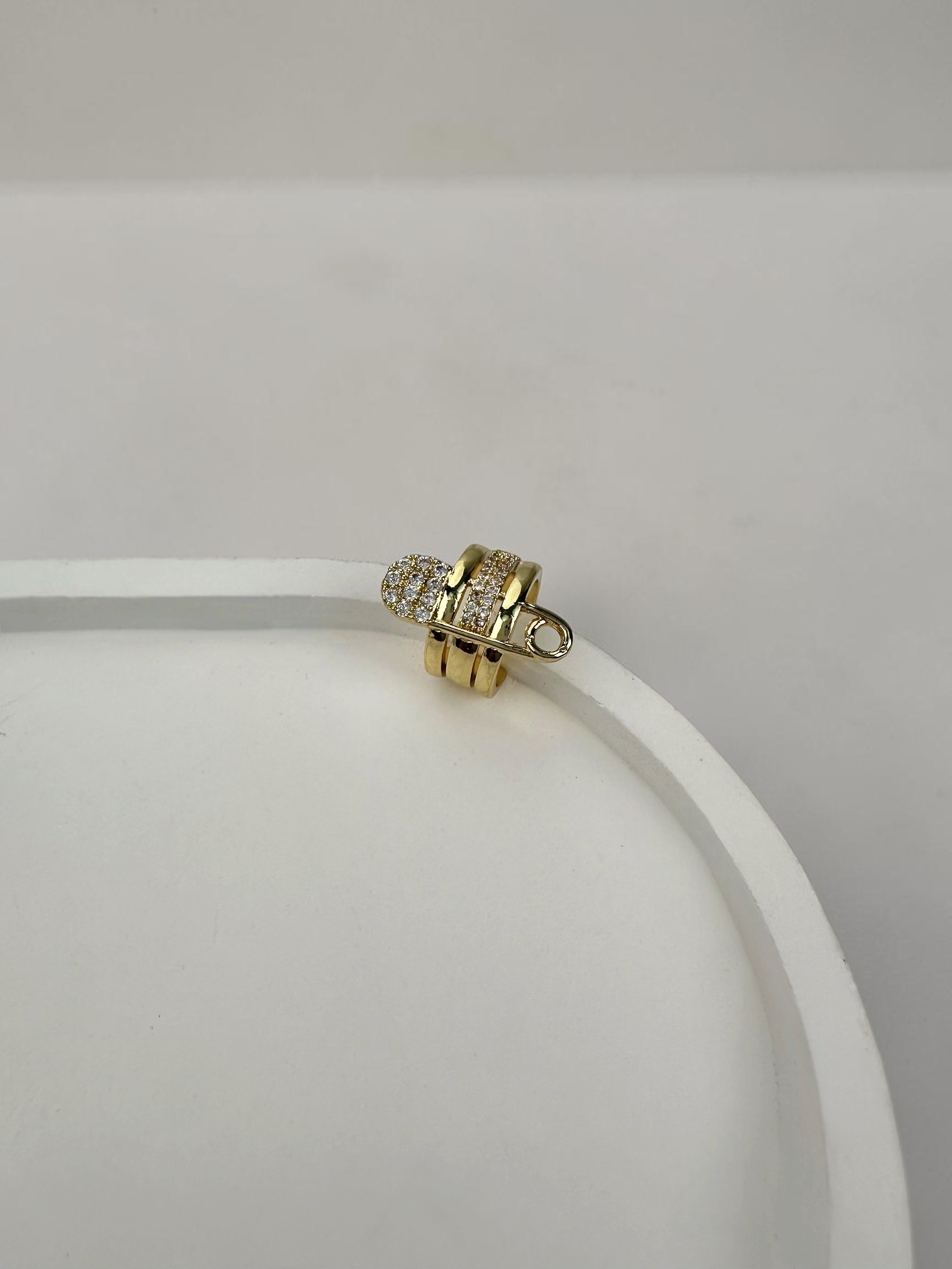 Çengel Detay Üçlü Gold Kıkırdak Küpe
