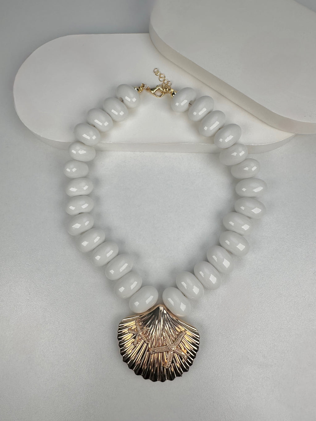 Beyaz Taşlı İstiridye Kolye