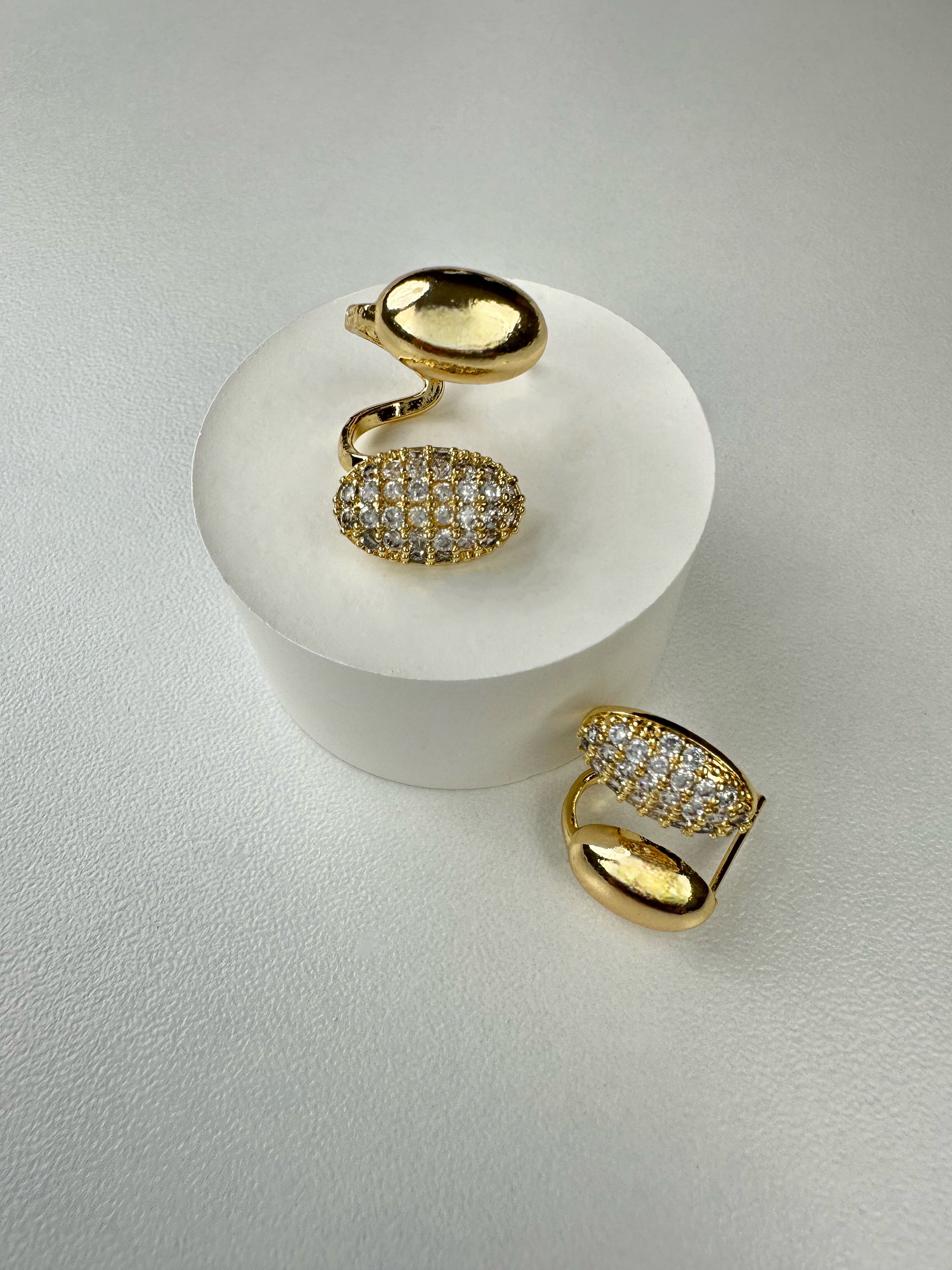 Özel Seri Pırlanta Detaylı Gold Küpe