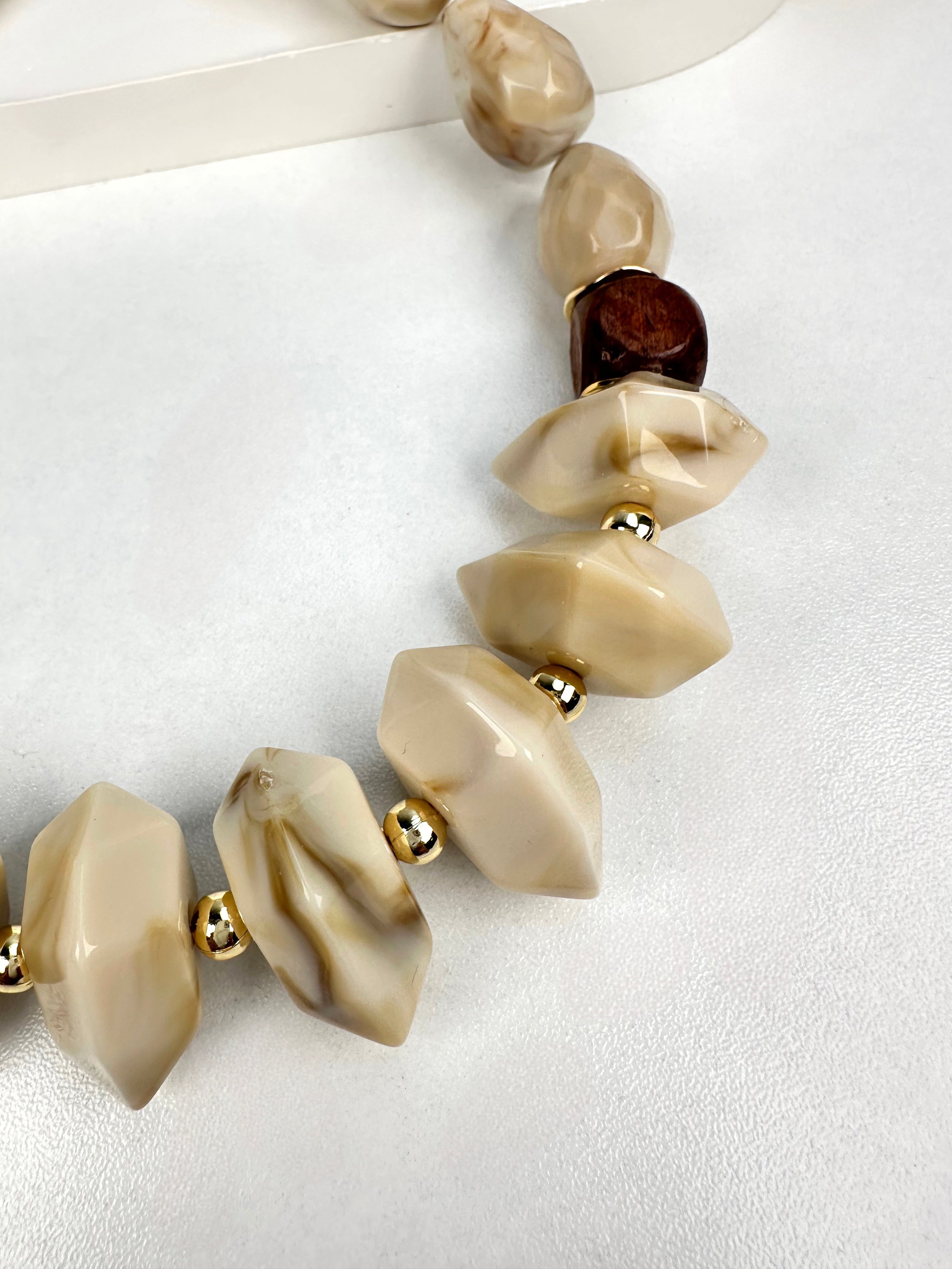 Bej Kahve Vintage Tasarım Taşlı Kolye