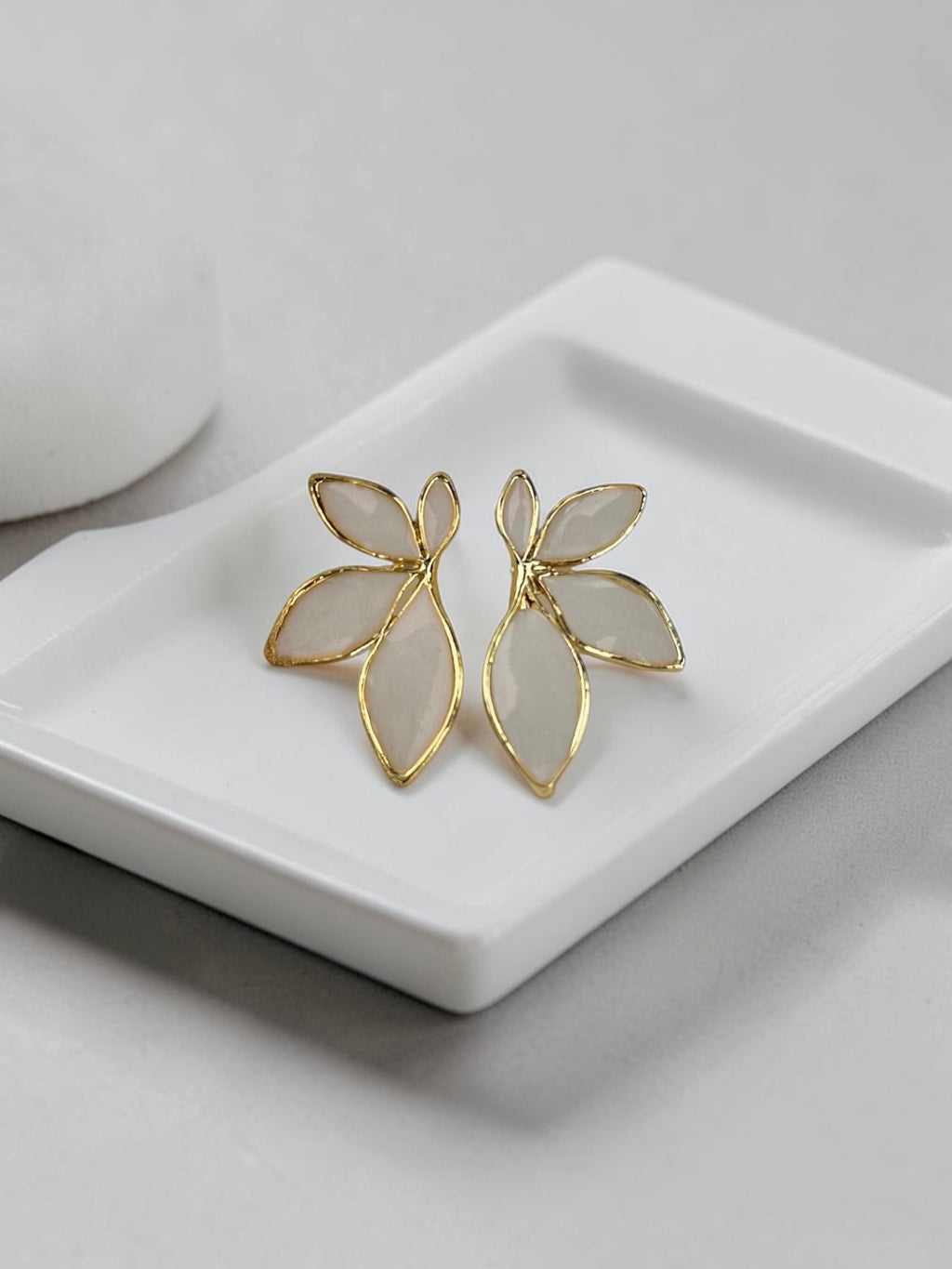 Beyaz Yaprak Desen Gold Küpe