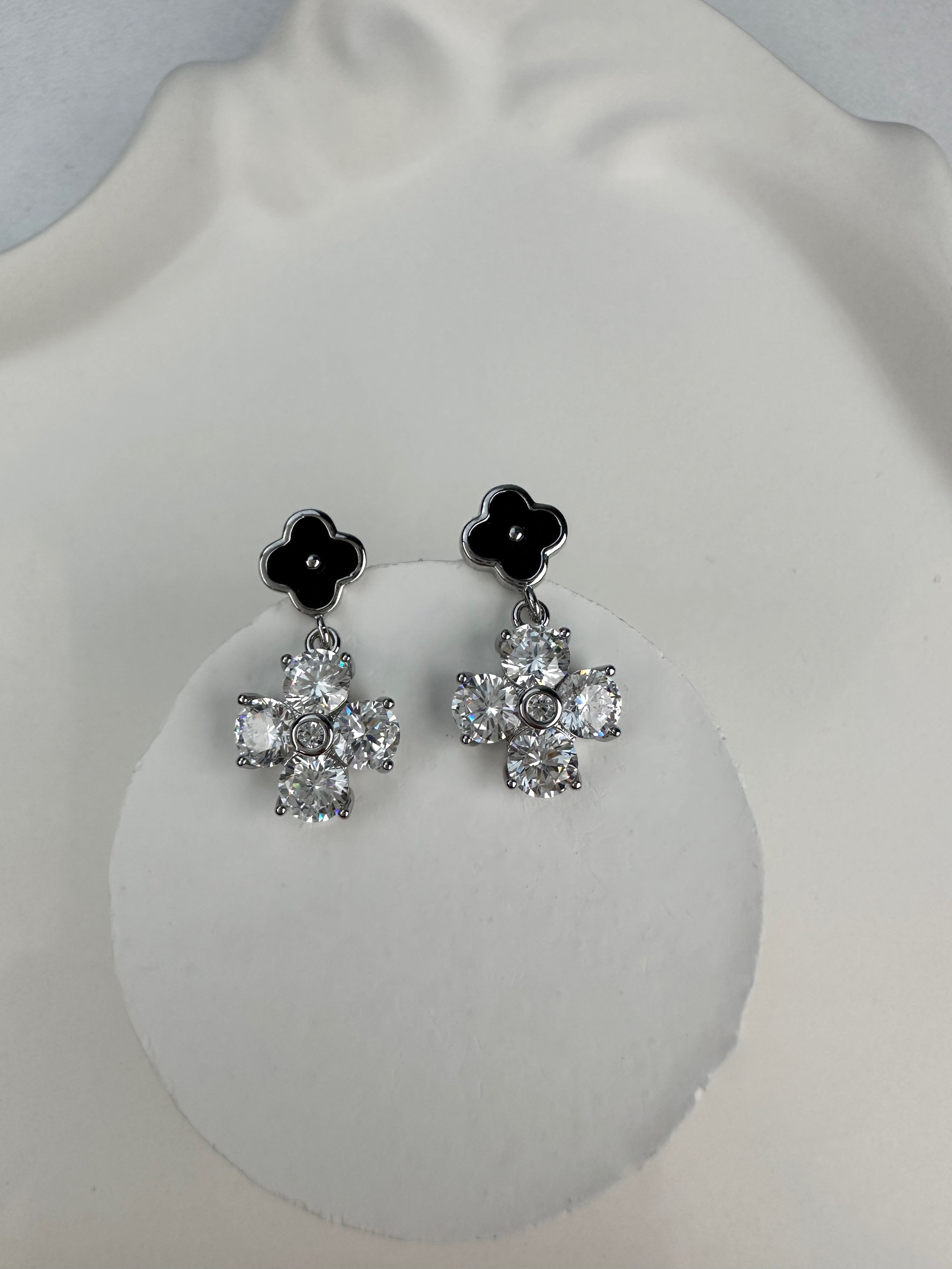 Özel Seri Mini Yonca Taşlı Gümüş Küpe