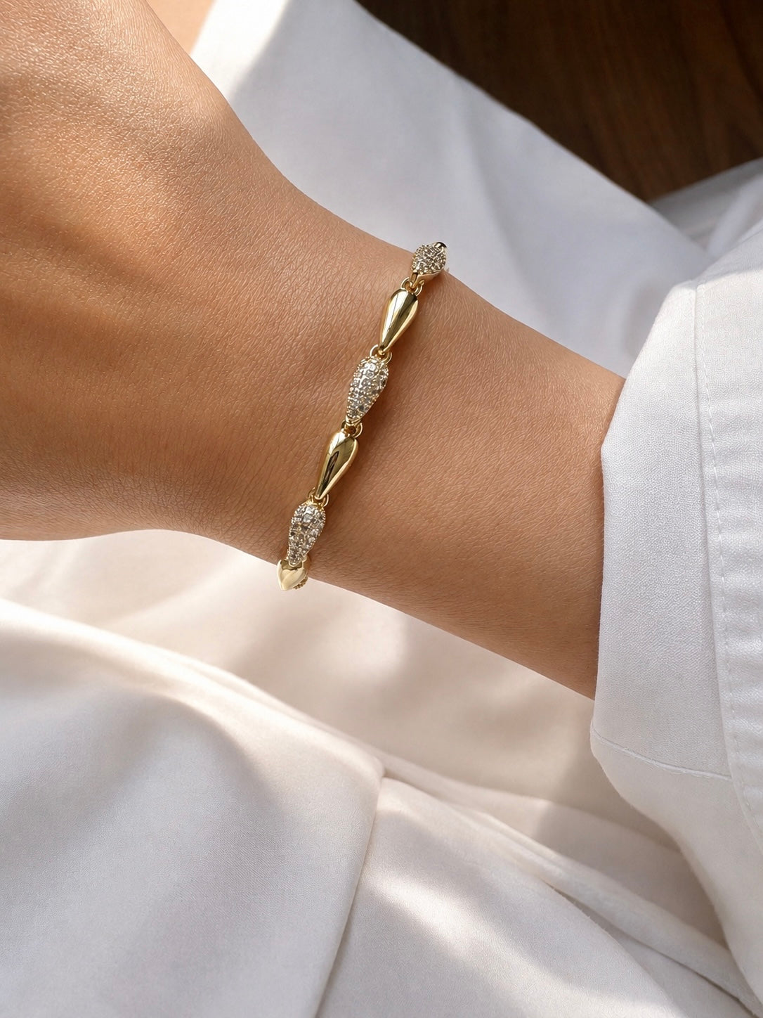 Sarmal Taşlı Gold Bileklik