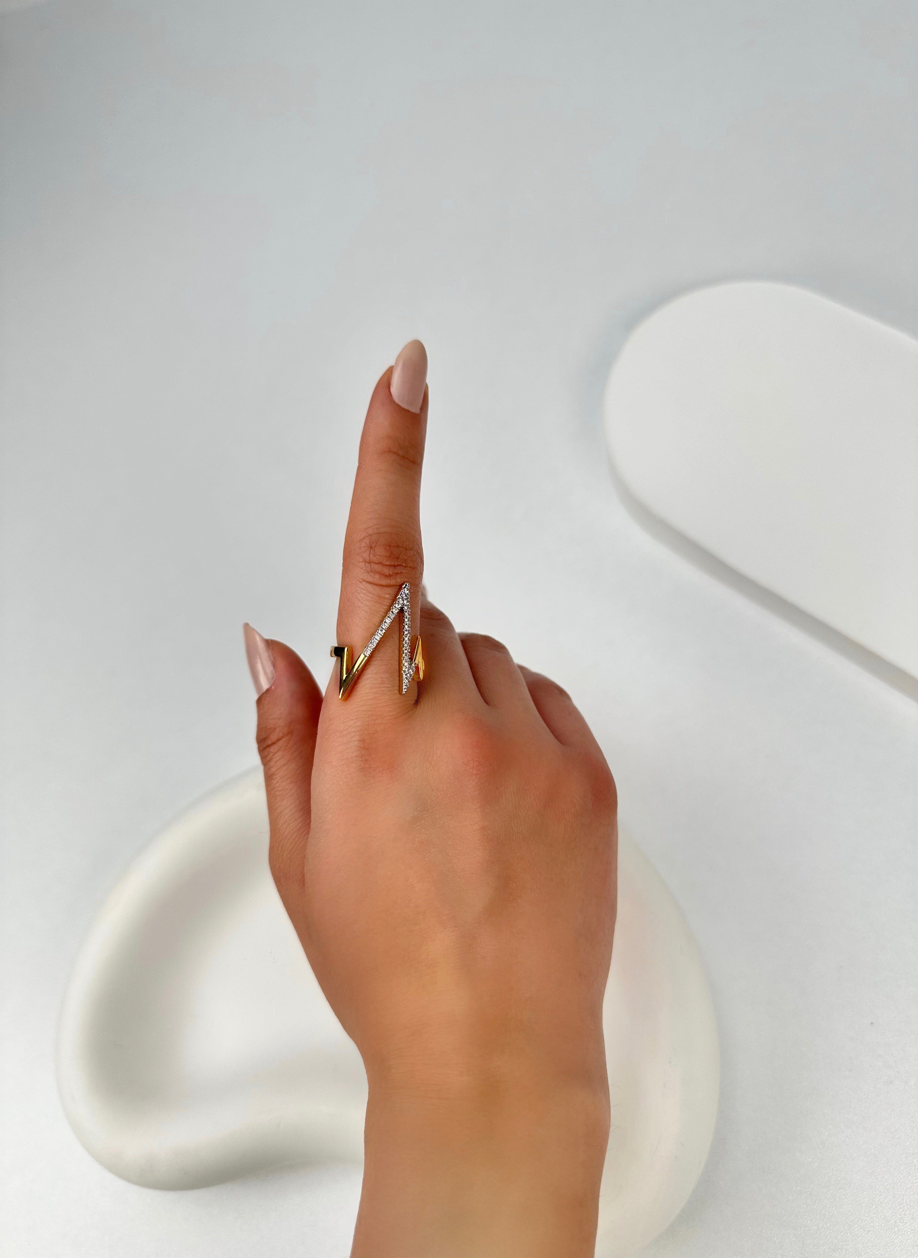 Özel Seri Taşlı V Tasarım YÜZÜK