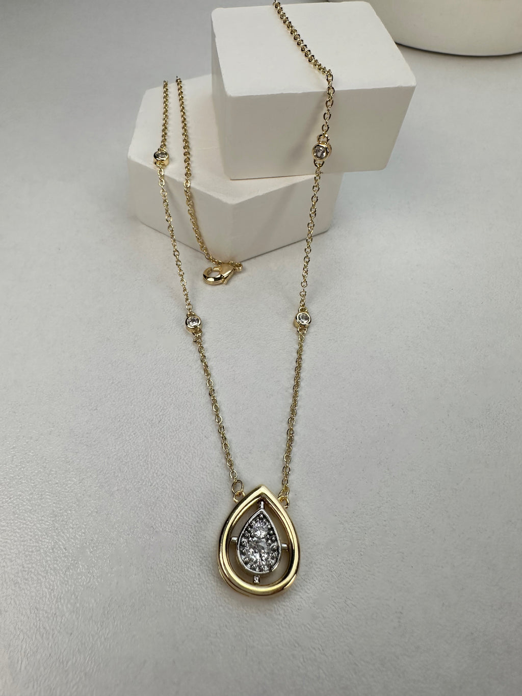 Özel Seri Damla Zirkon Taş Kolye