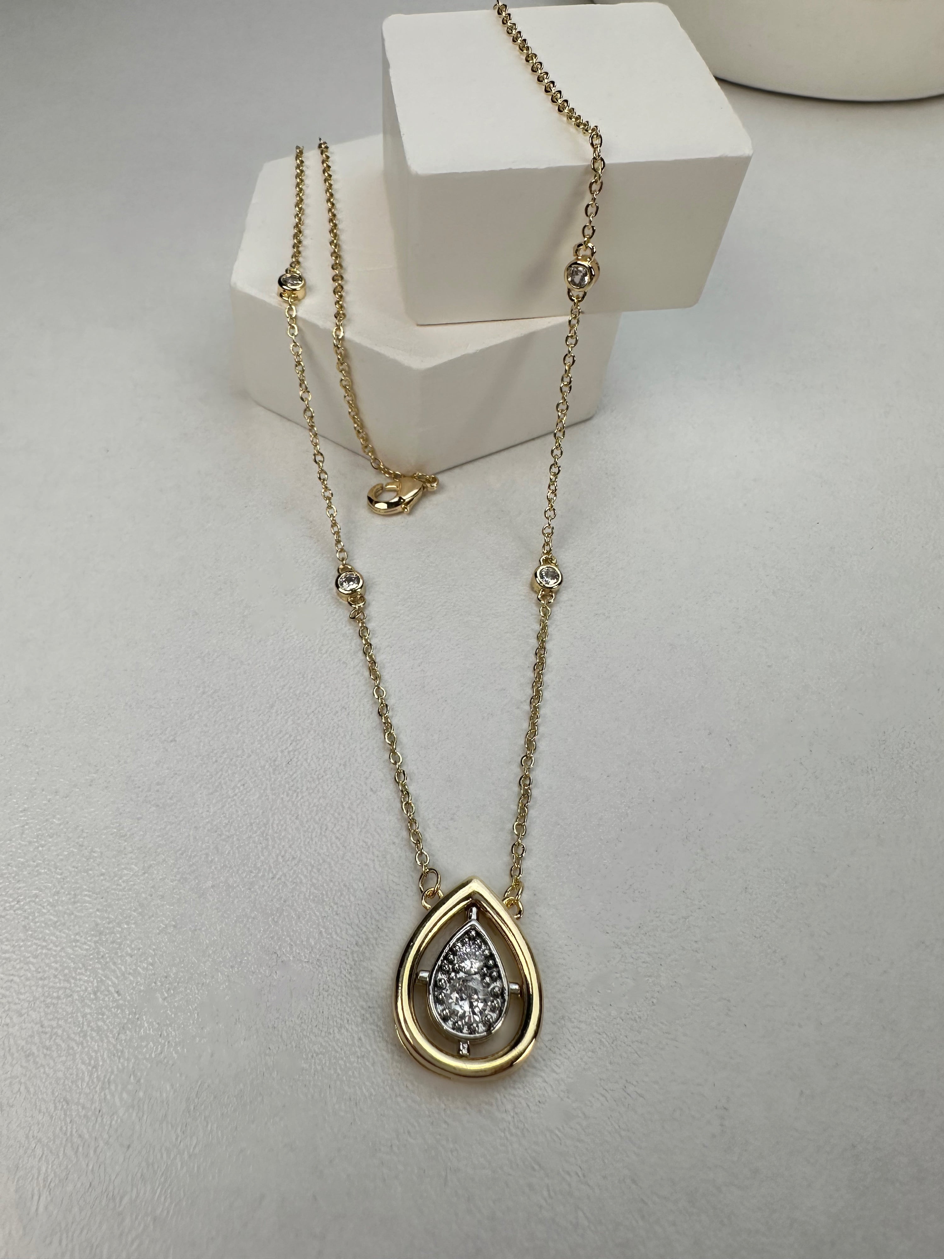 Özel Seri Damla Zirkon Taş Kolye