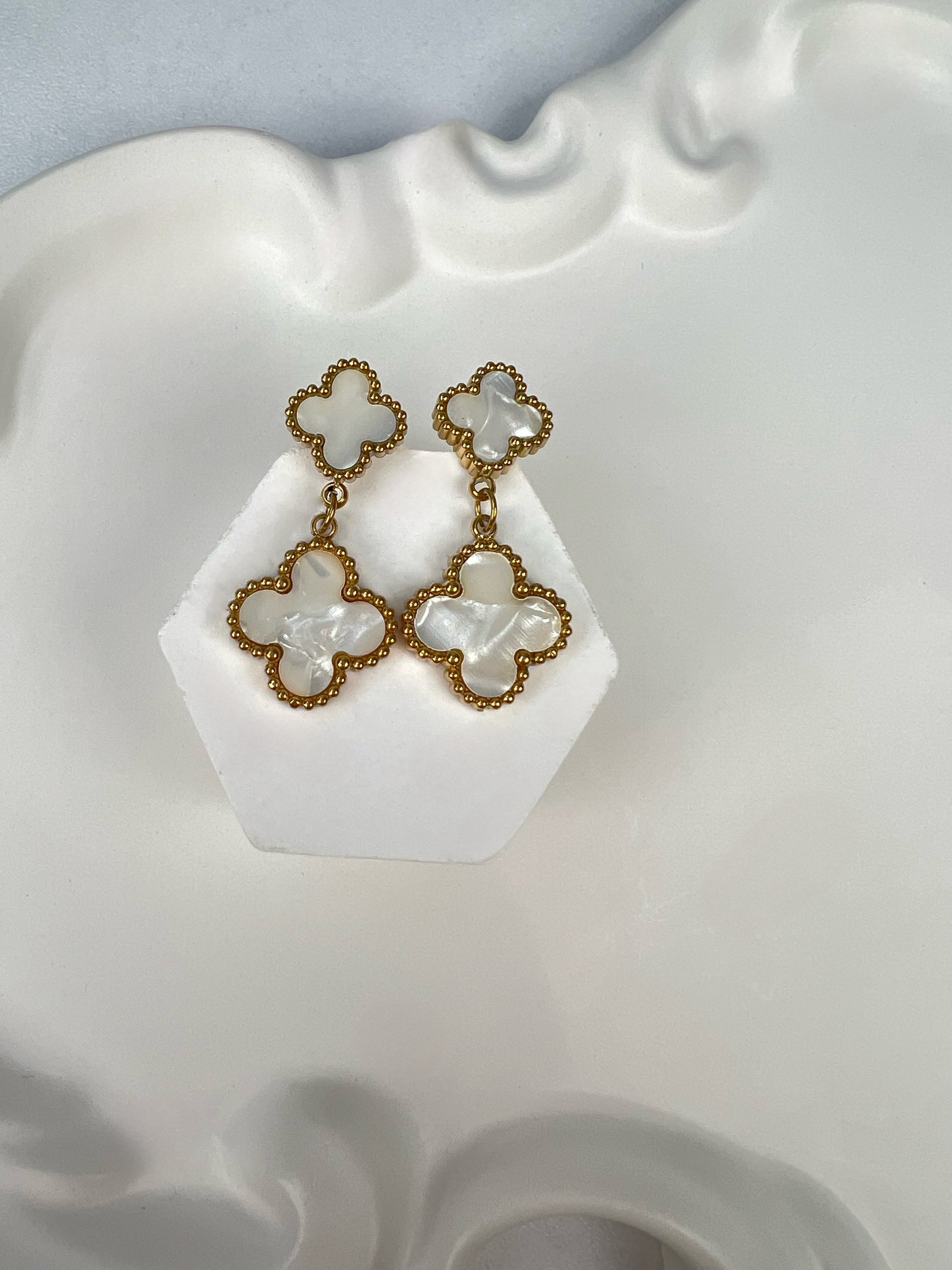 CLF Model Beyaz Sallantılı Gold Küpe