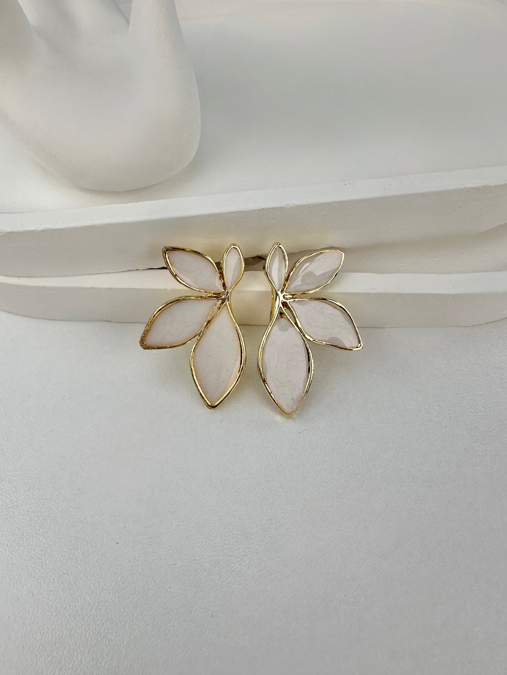 Beyaz Yaprak Desen Gold Küpe