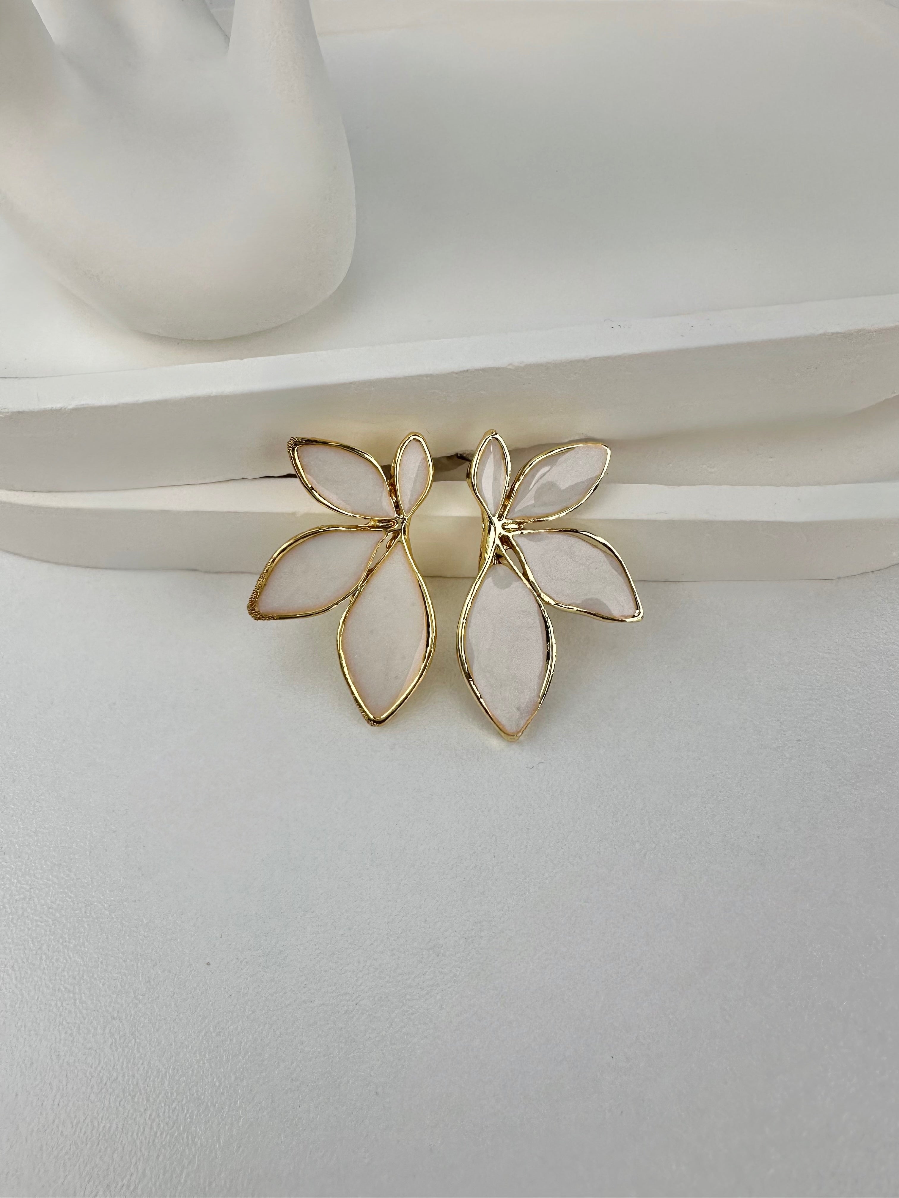 Beyaz Yaprak Desen Gold Küpe
