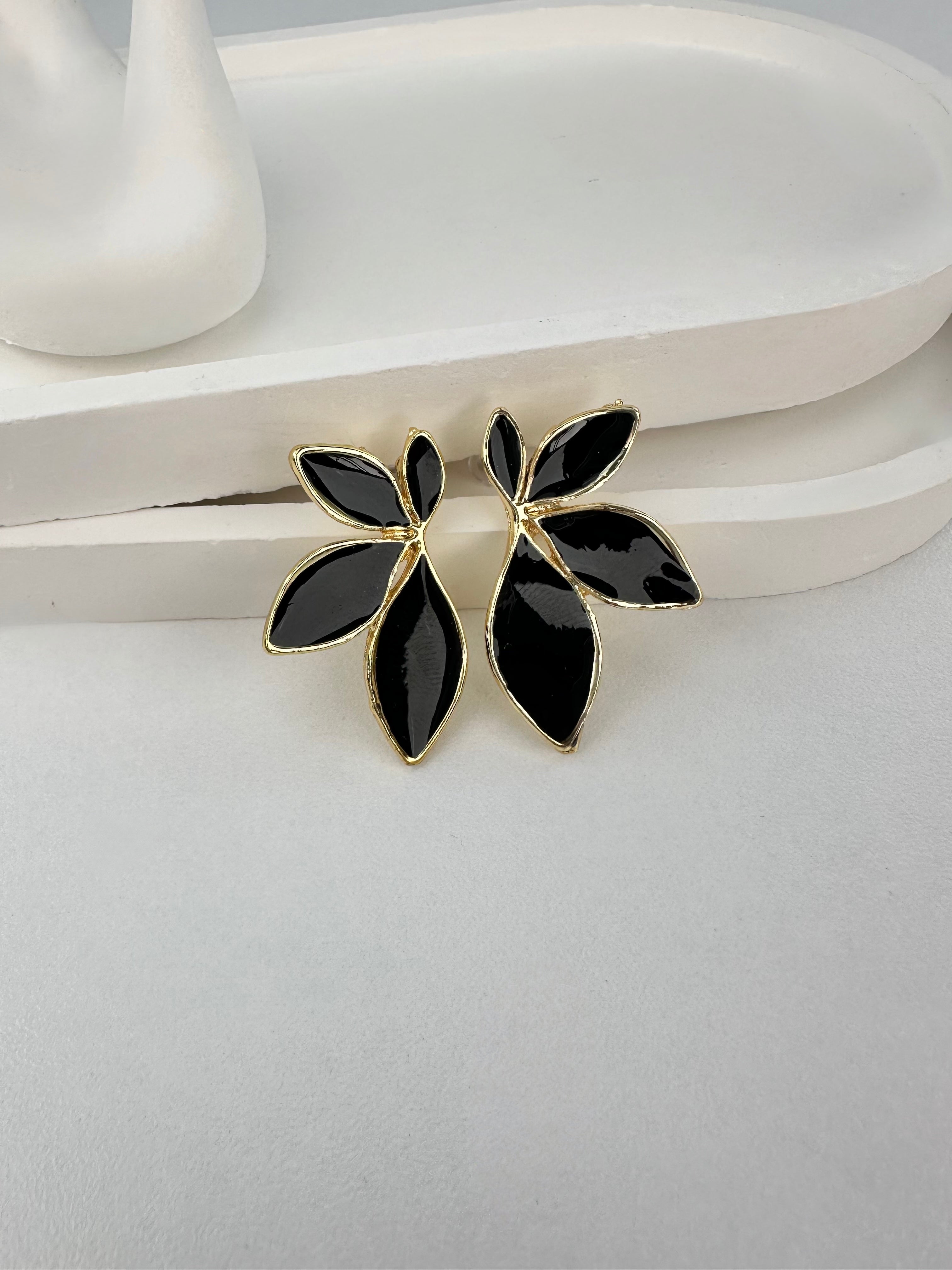 Siyah Yaprak Desen Gold Küpe