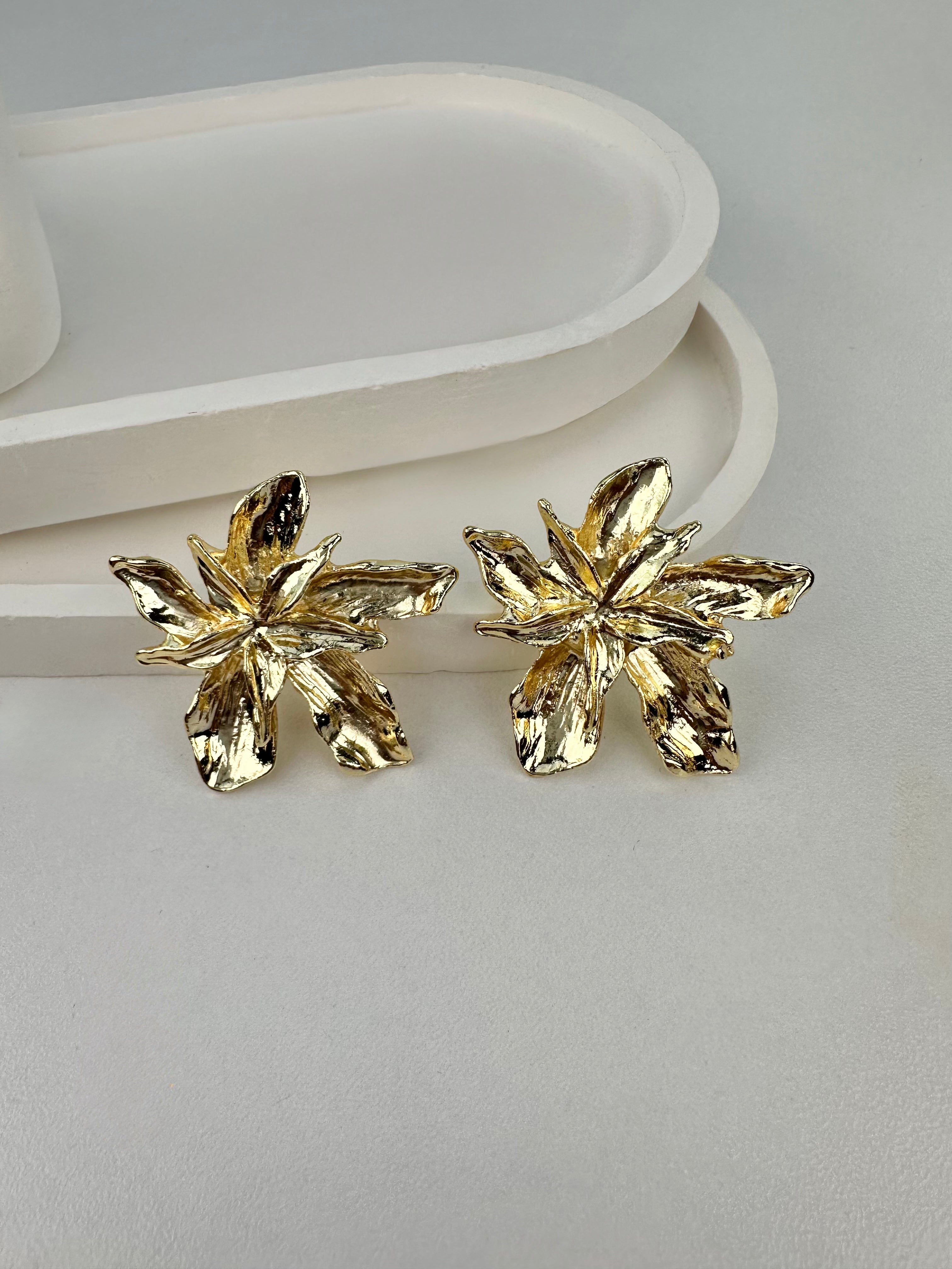 Çiçek Desen Gold Küpe