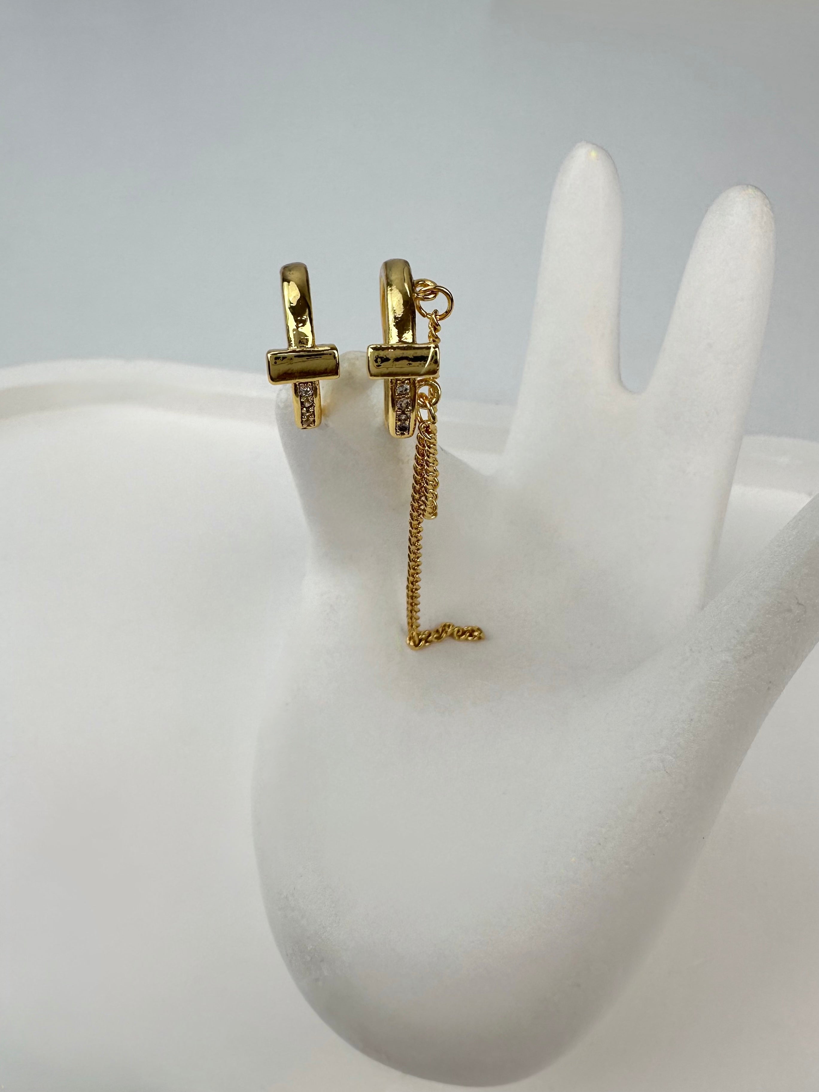 Sallantılı Tasarım Gold Kıkırdak Küpe