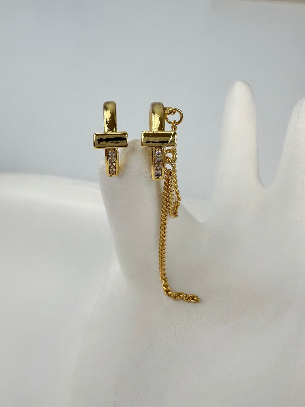 Sallantılı Tasarım Gold Kıkırdak Küpe