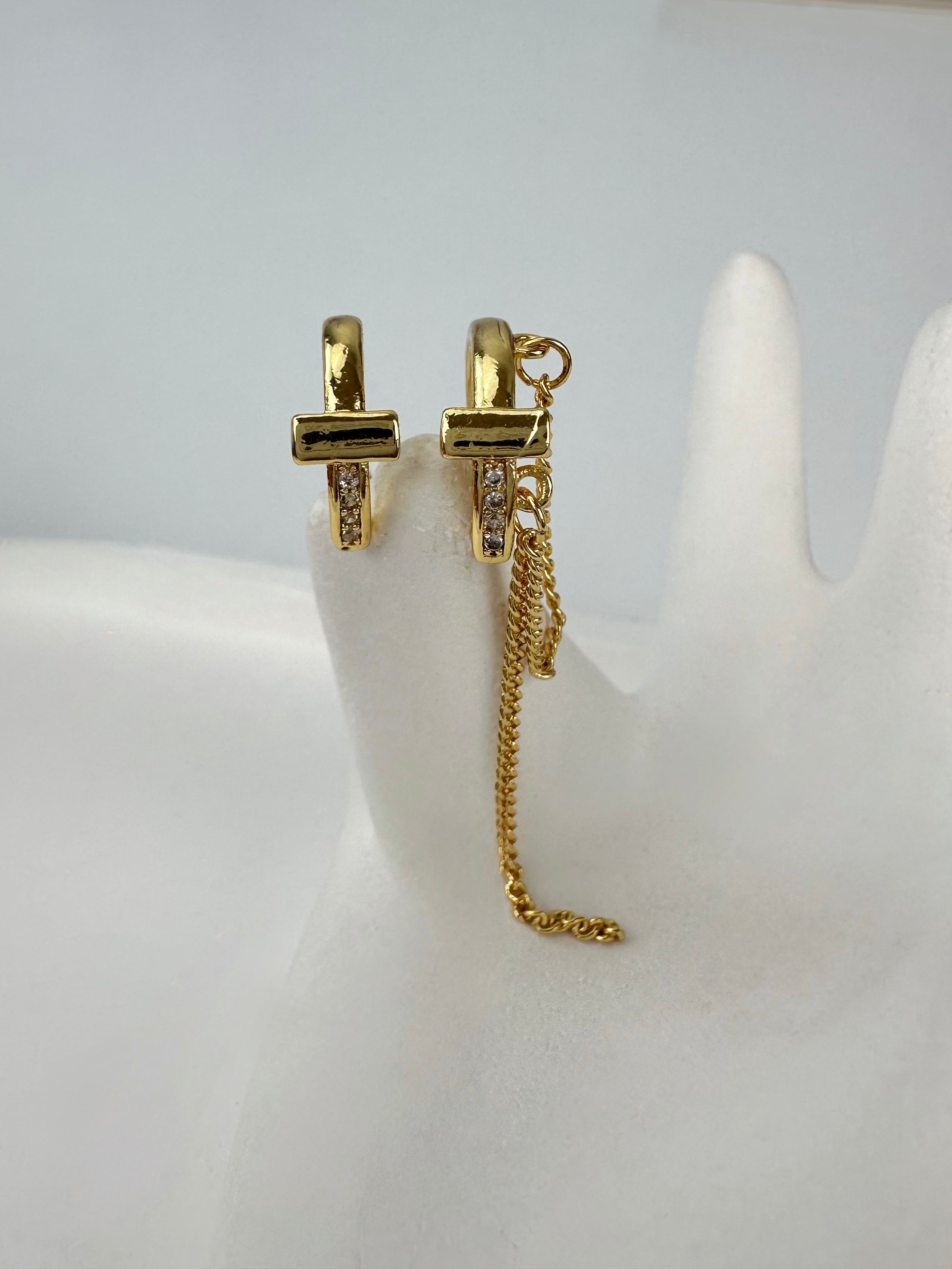 Sallantılı Tasarım Gold Kıkırdak Küpe