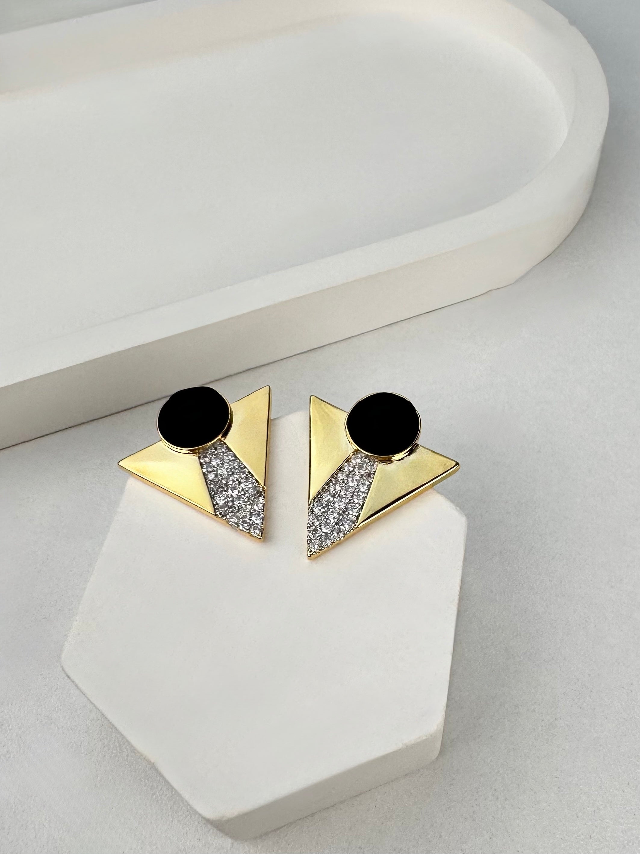 Özel Seri Siyah Üçgen Tasarım Gold Küpe