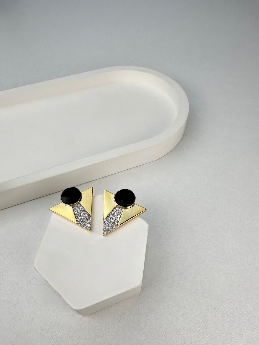 Özel Seri Siyah Üçgen Tasarım Gold Küpe