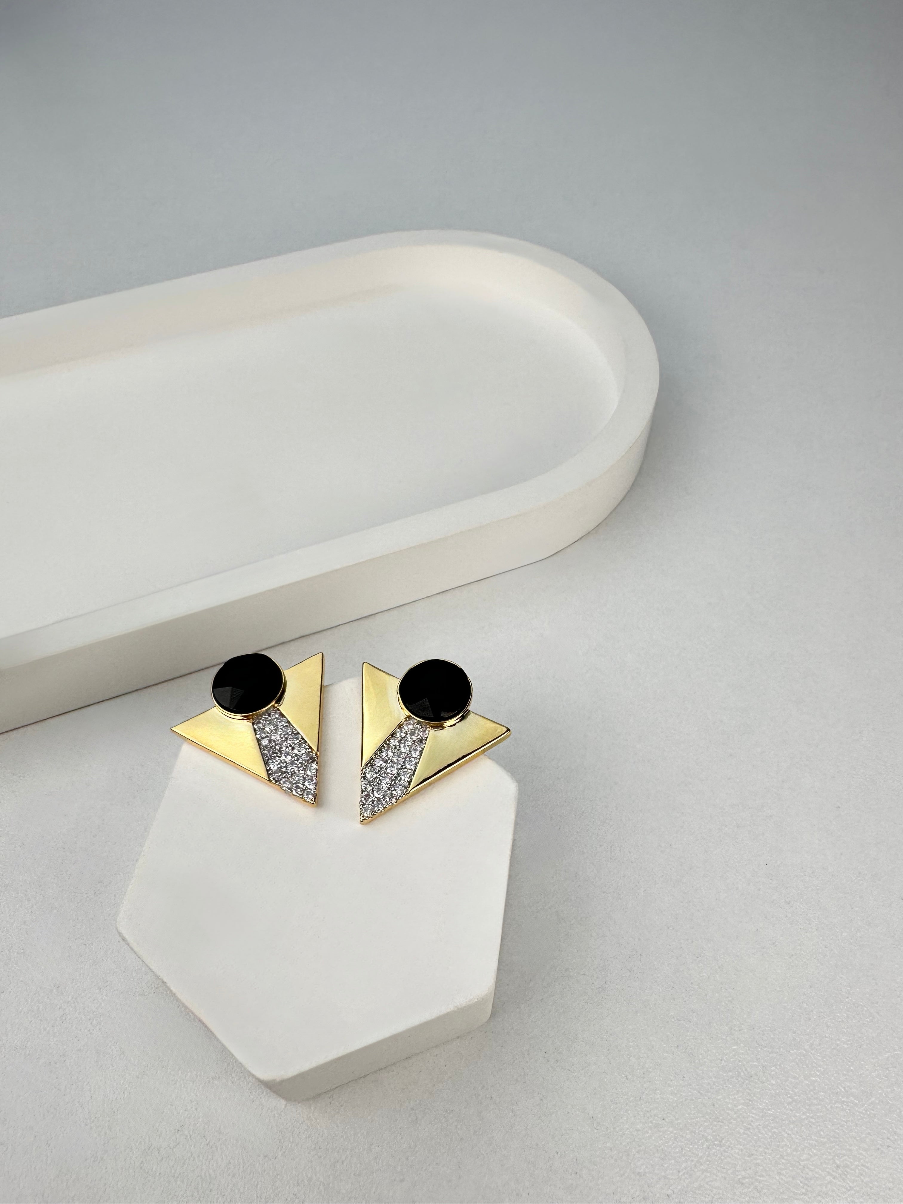 Özel Seri Siyah Üçgen Tasarım Gold Küpe