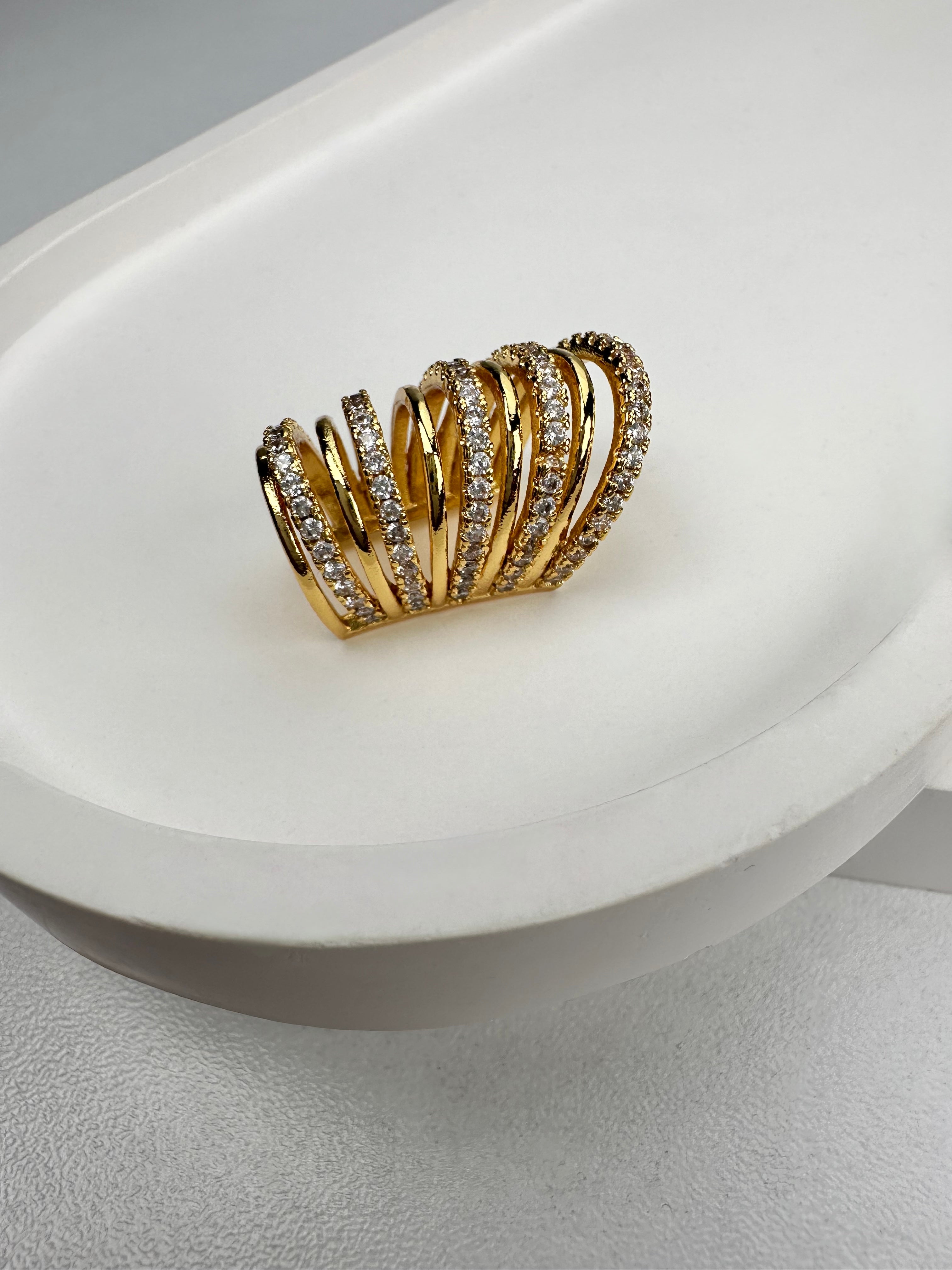 Çoklu Görünüm Taşlı Kıkırdak Küpe