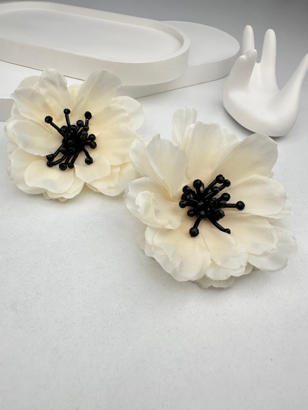 ZR Model Beyaz Çiçek Küpe