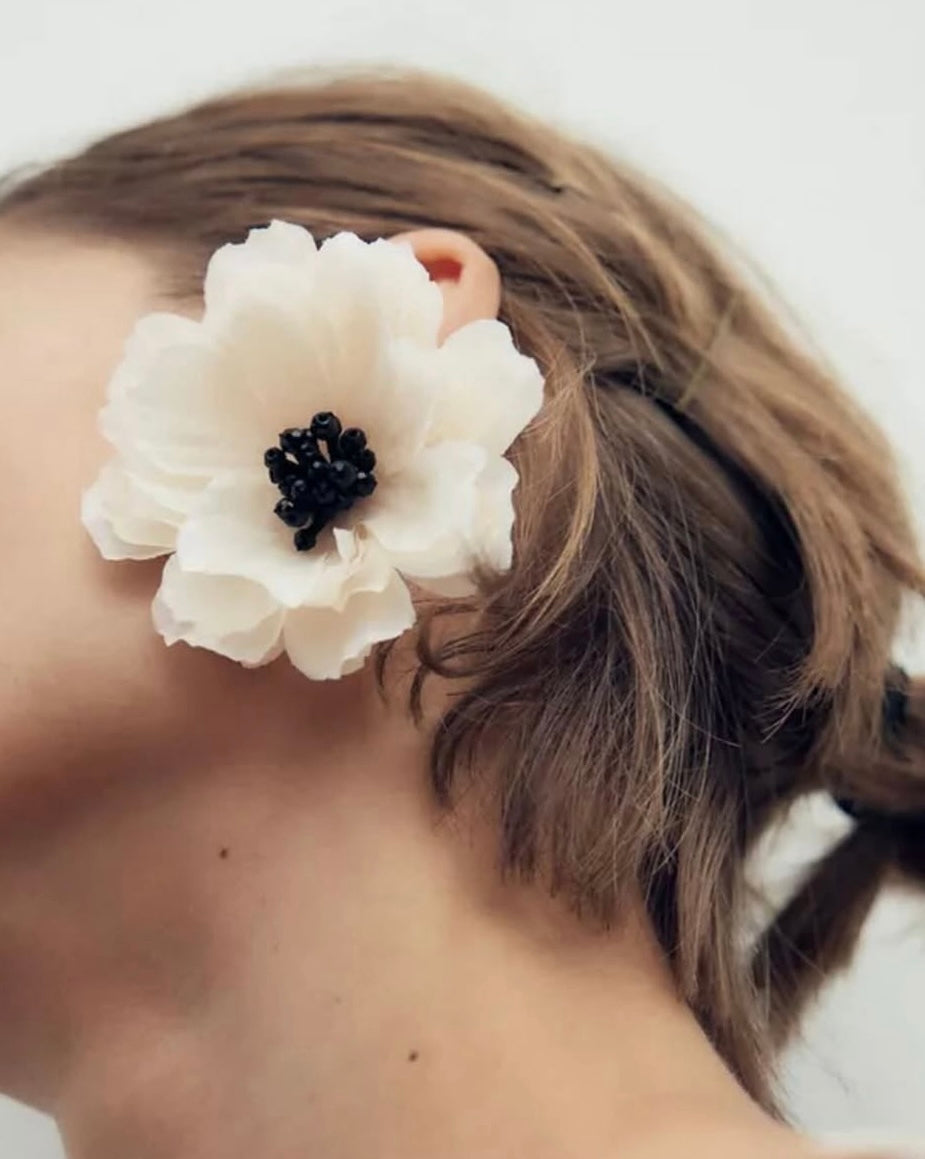 ZR Model Beyaz Çiçek Küpe