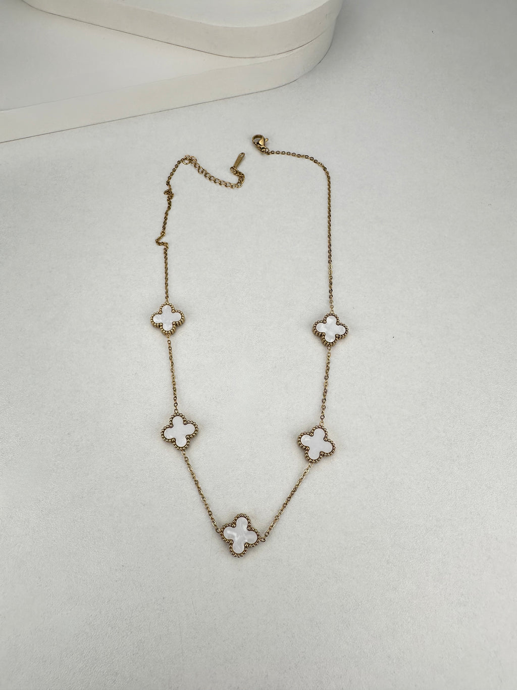 Özel Seri Clf Model Beyaz Yonca Kolye